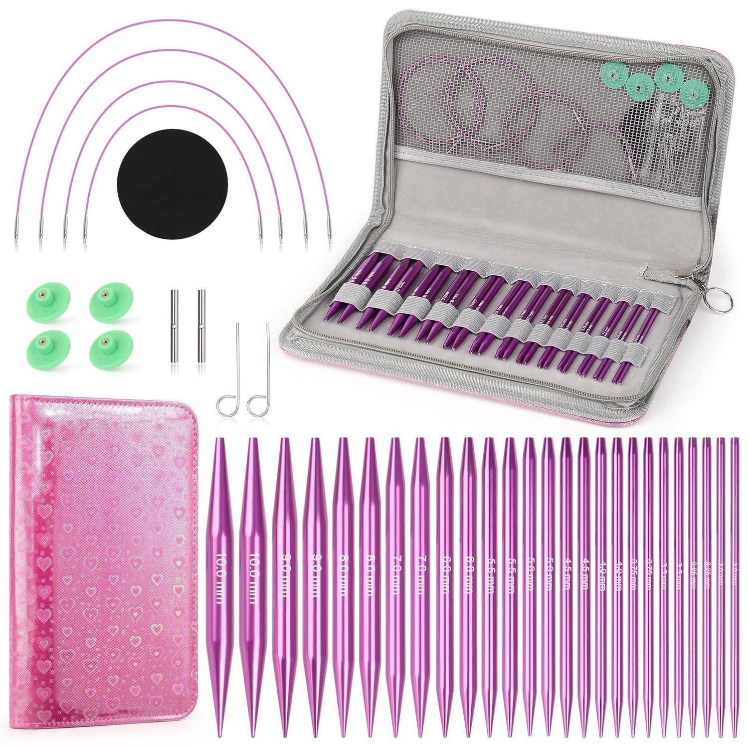 Lila Stricknadel-Set mit austauschbaren Spitzen, Kabeln, Maschenmarkierern, Werkzeugen und rosa Tragetasche in einer Aufbewahrungstasche.