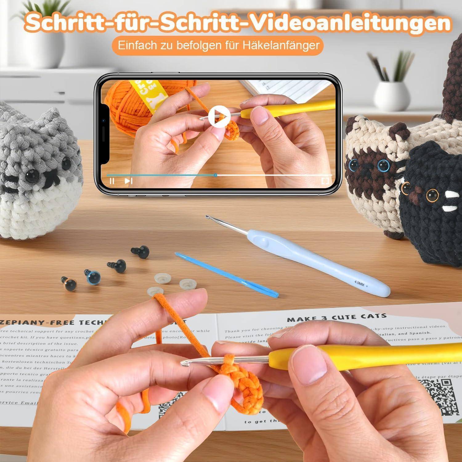 Häkeln-Tutorial-Werbung zeigt Hände, die ein orangefarbenes Stück anfertigen, mit einem Smartphone-Video-Tutorial und deutschem Text 
