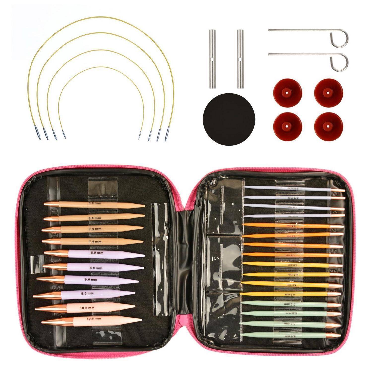 Offenes Stricknadel-Set in einem rosa Etui mit austauschbaren Rundstricknadeln, Spitzen, Kabeln, Sicherungsstoppern und Zubehör, die oben angeordnet sind.