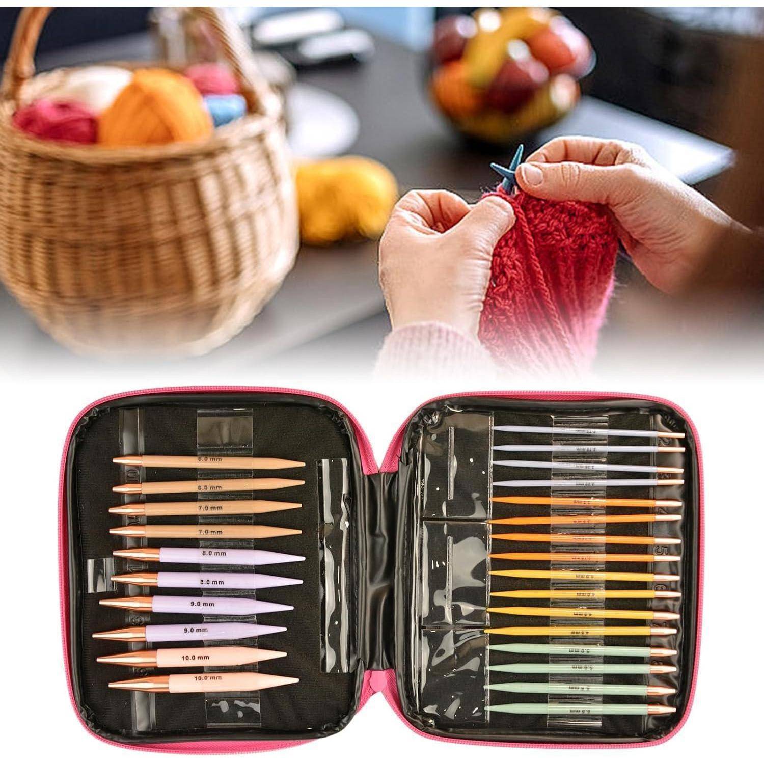 Hände stricken mit rosa Garn über einem offenen Behälter mit asssortierten Stricknadeln und Häkeln.