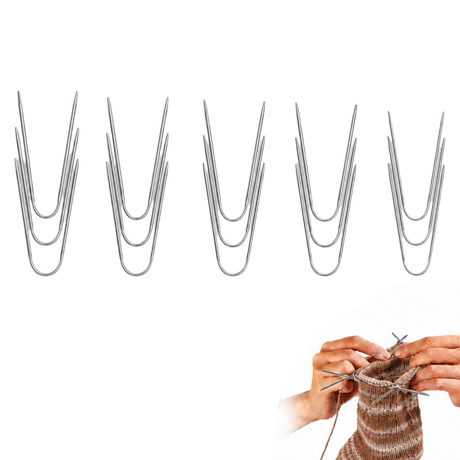 Diagramm von Stricknadel-Formen oben, mit Händen, die einen gemusterten Socke in Arbeit unten rechts stricken.