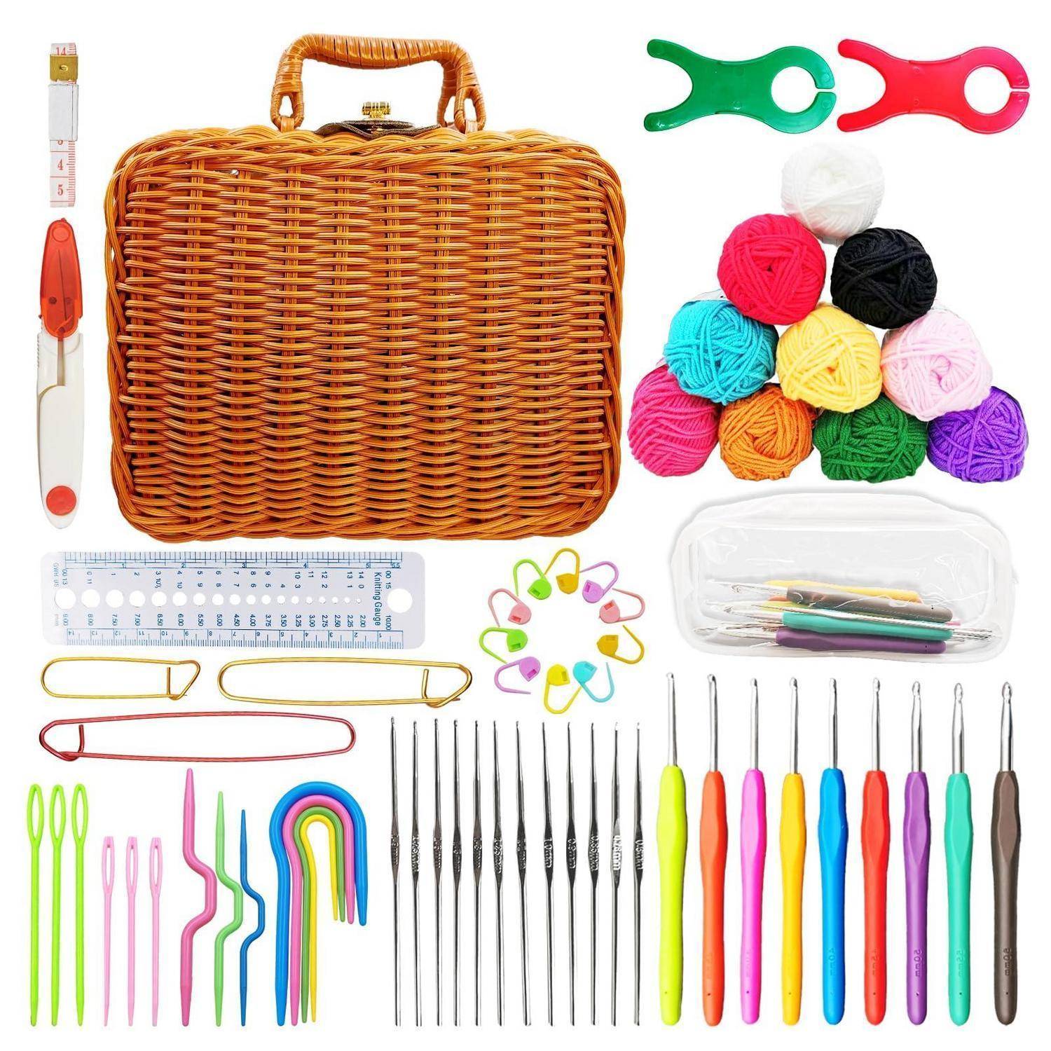 Weidengeflecht-Organizer mit Häkelnadeln, Wollknäueln, Maschenmarkierern, Linealen, Nadeln, Scheren und anderen Strickwerkzeugen auf weißem Hintergrund angeordnet.