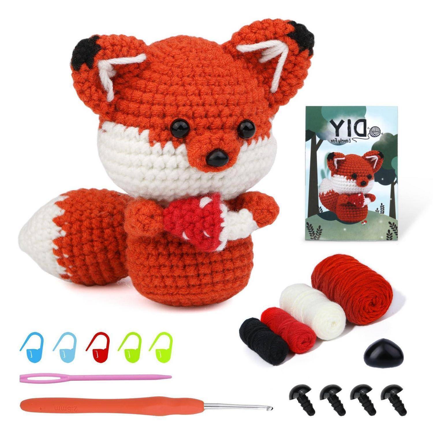 Häkelset für einen Fuchs-Amigurumi mit Garn, Füllmaterial, Häkelnadel, Sicherheitsaugen, Maschenmarkierern und Anleitungsheft zum Anfertigen des kuschligen Fuchses.