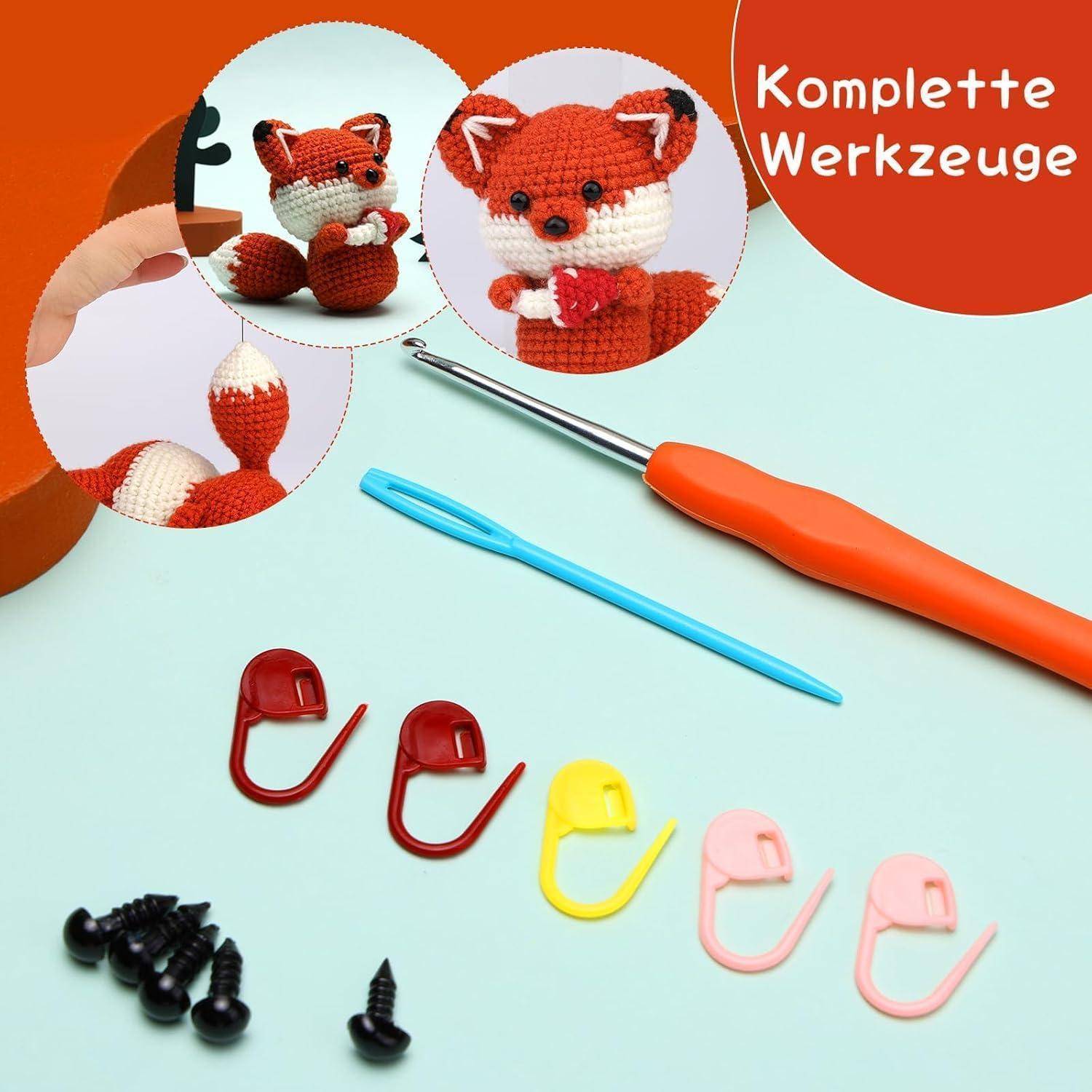 Häkelwerkzeuge und Maschenmarkierer neben Fotos eines gehäkelten Fuchses angeordnet; Text lautet „Komplette Werkzeuge".