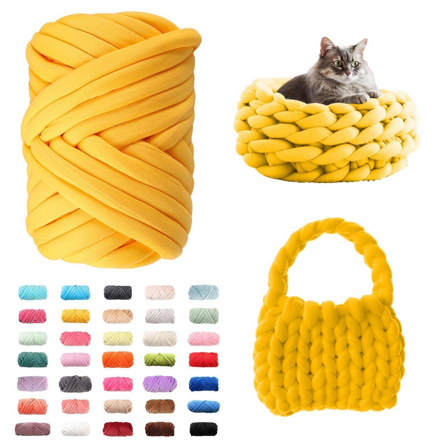 Drei Ansichten eines klobigen gestrickten Katzenbetts oder -korbs in Gelb mit einer Farbmuster-Palette aus dem gleichen geflochtenen Garn.