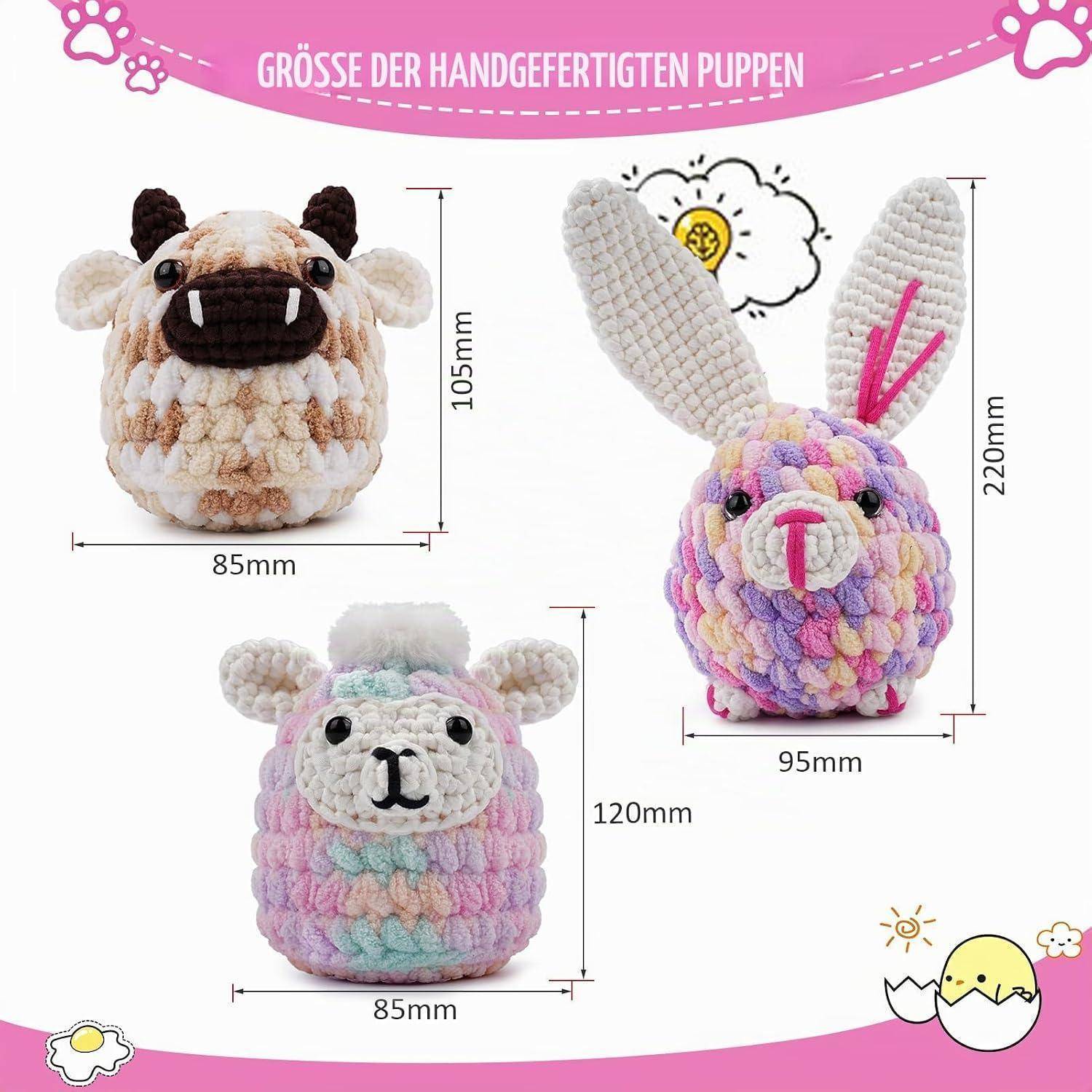 Grafik zeigt Größen von drei handgefertigten Häkeltierchen: Kuh, Hase und Bär, mit Abmessungen in Millimetern.