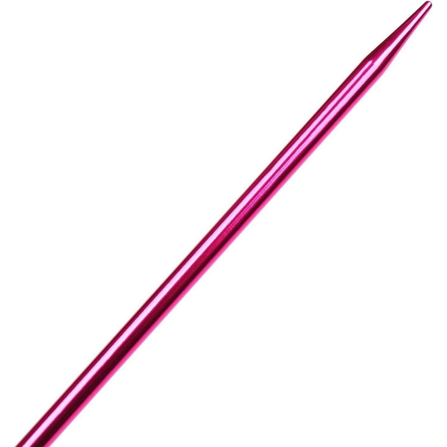 Eine metallisch rosa Stricknadel oder ein Stift, diagonal auf weißem Hintergrund dargestellt.