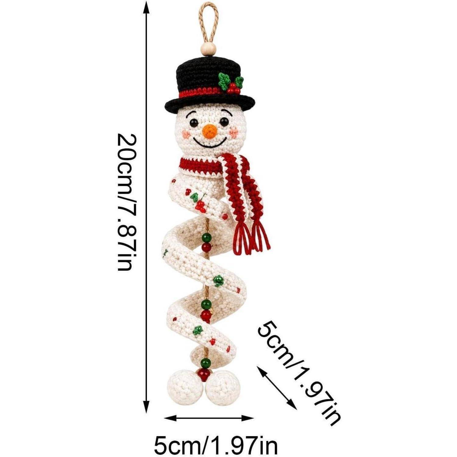 Gehäkelter Schneemann-Ornament mit Hut und Schal, dargestellt mit Abmessungen von 20 cm Höhe und 5 cm Breite, Aufhängungsschlaufe oben.