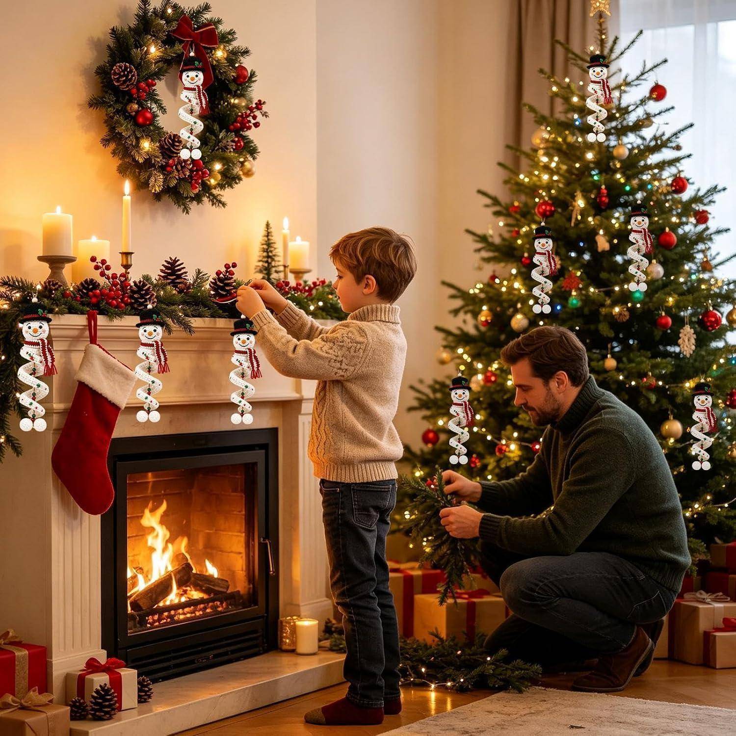 Vater und Sohn dekorieren einen Weihnachtsbaum und einen Kamin mit Girlanden, Strümpfen und Lichtern in einem gemütlichen Wohnzimmer.