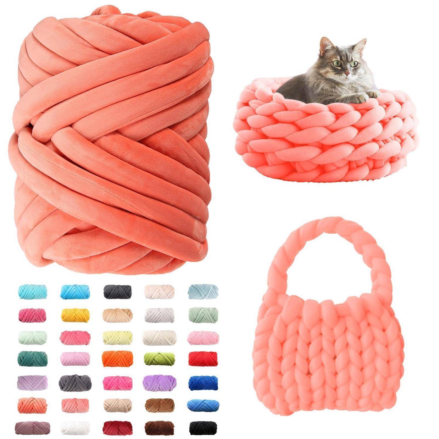 Collage aus groben Strickwaren in verschiedenen Farben, einschließlich eines großen korallenrot gefärbten Kissens, eines korallenrot gefärbten Katzenbetts mit einer Katze und einer korallenrot gefärbten Handtasche, mit Farbmustern unten.