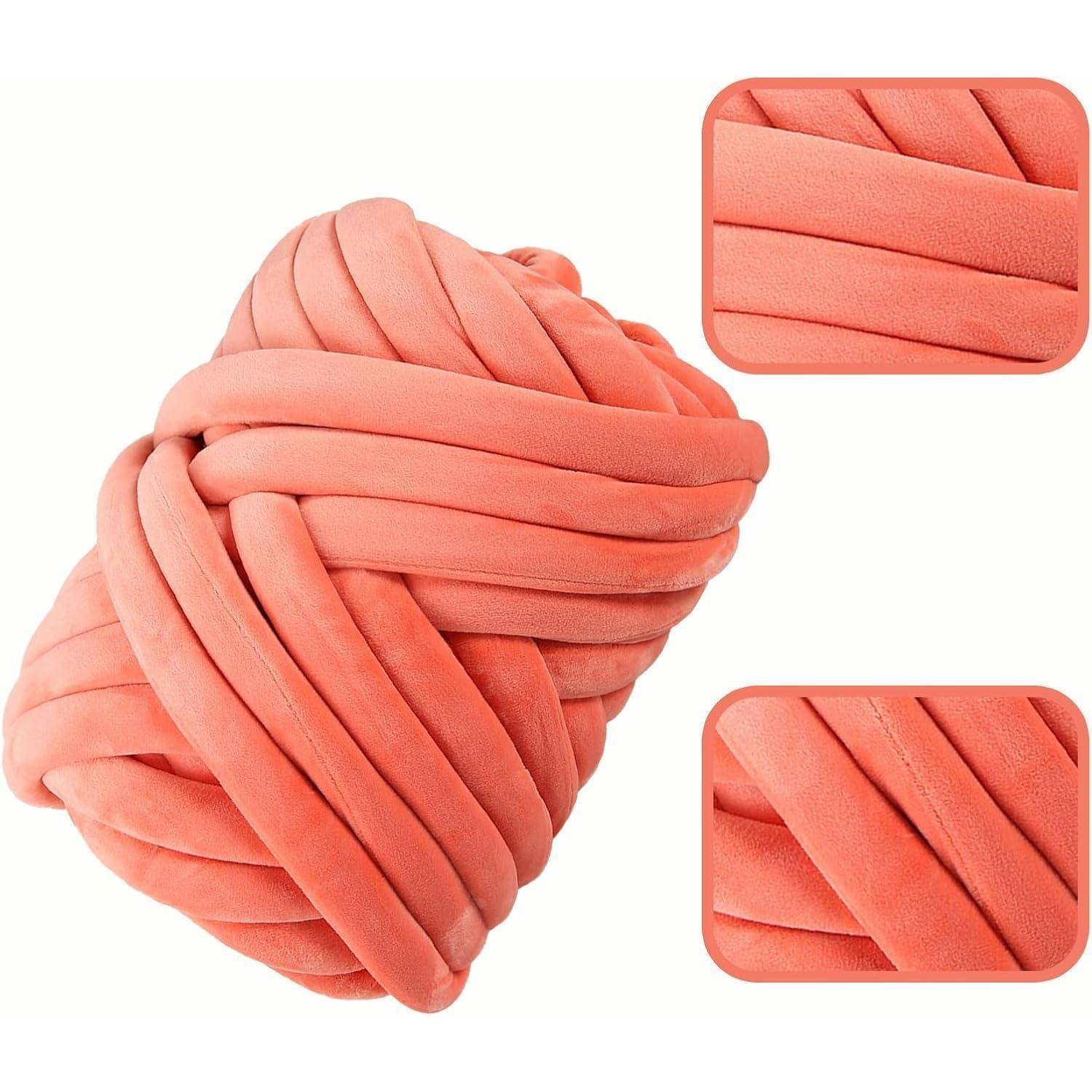 Korallenfarbenes gestricktes Stoff-Stirnband oder Turban-Stil-Wickel, gezeigt mit zwei Nahaufnahmen-Vergrößerungen, die die gewebte Textur und gefalteten Schichten hervorheben.