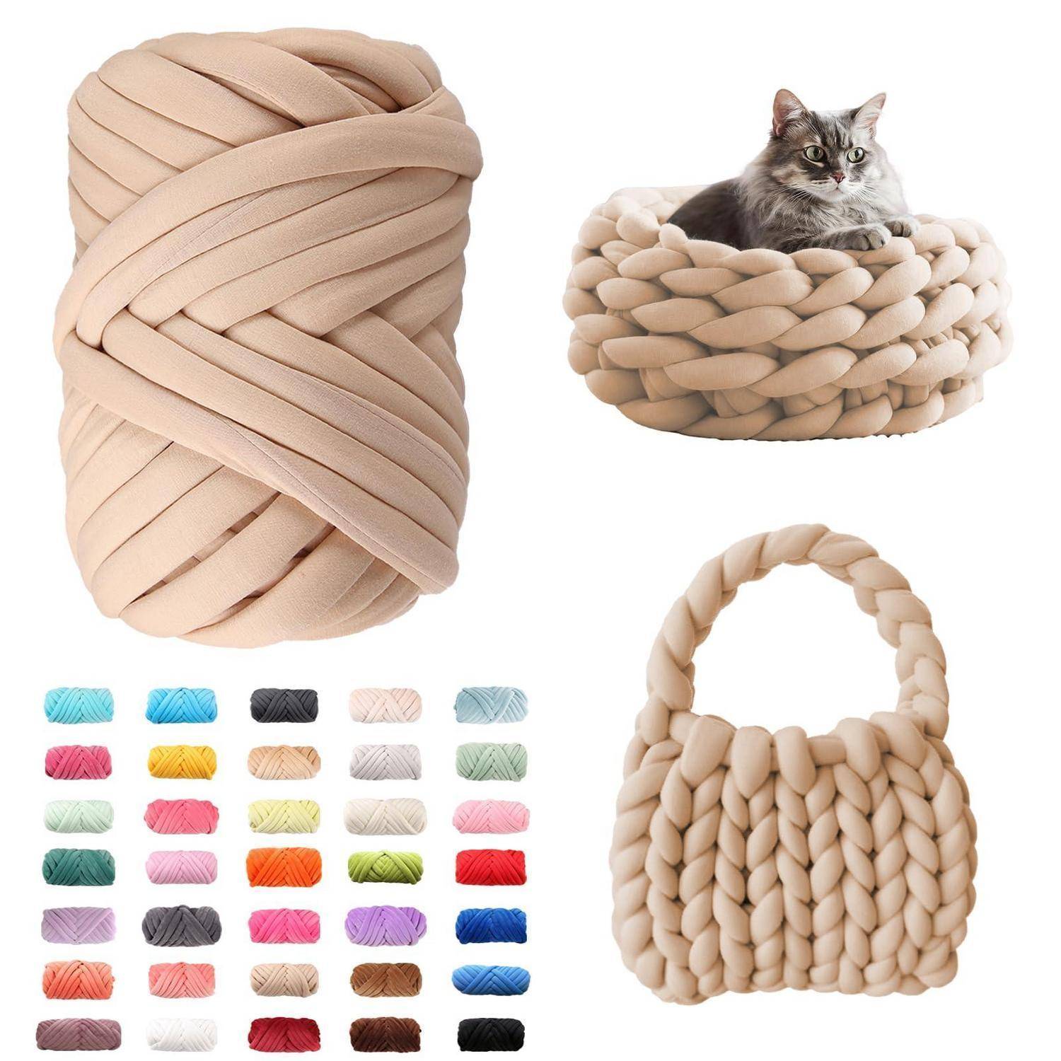 Collage aus klobigen gestrickten Haustierbetten und einer Handtasche aus beigem Garn, mit einer Katze, die in einem Bett faulenzt, und einem Farbmustergitter darunter.