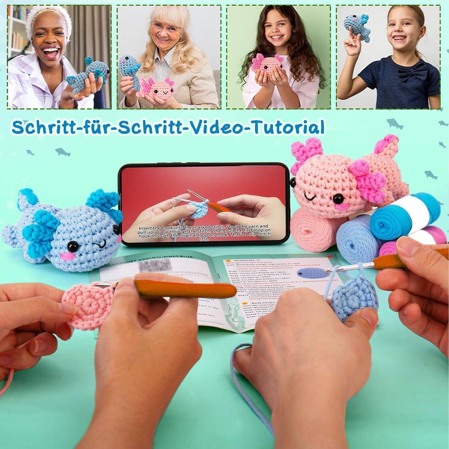 Collage, das ein Schritt-für-Schritt-Video-Tutorial zum Häkeln niedlicher Tierfiguren bewirbt und Menschen zeigt, die fertige Plüschtiere halten, sowie Hände beim Häkeln neben einem Telefon und einem Anleitungsbuch.