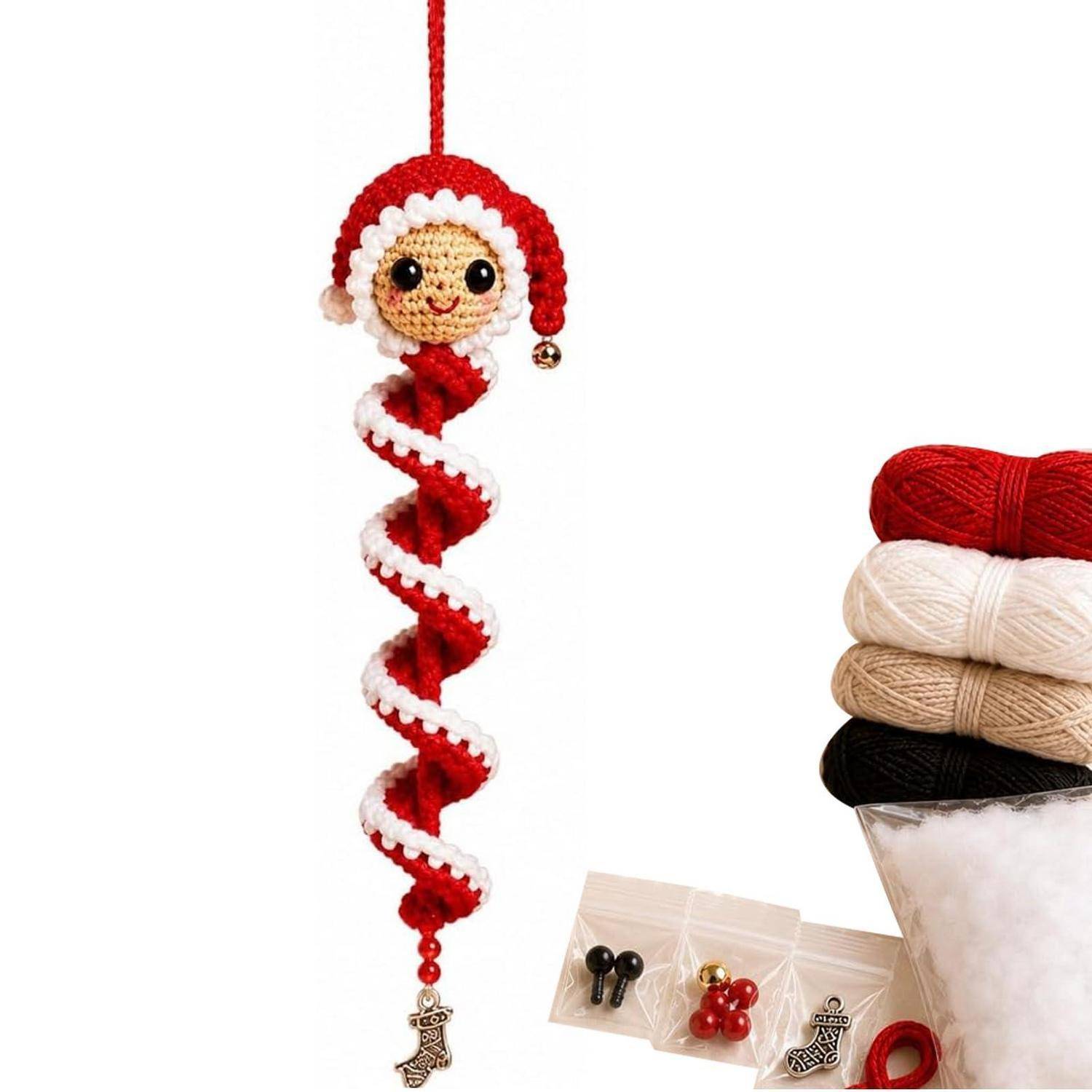 Gehäkelter rot-weiß gestreifter Weihnachtsschmuck mit Spiralenmuster, lachendem Gesicht und Glocke, neben Wollknäueln und kleinen Bastelzubehörteilen.