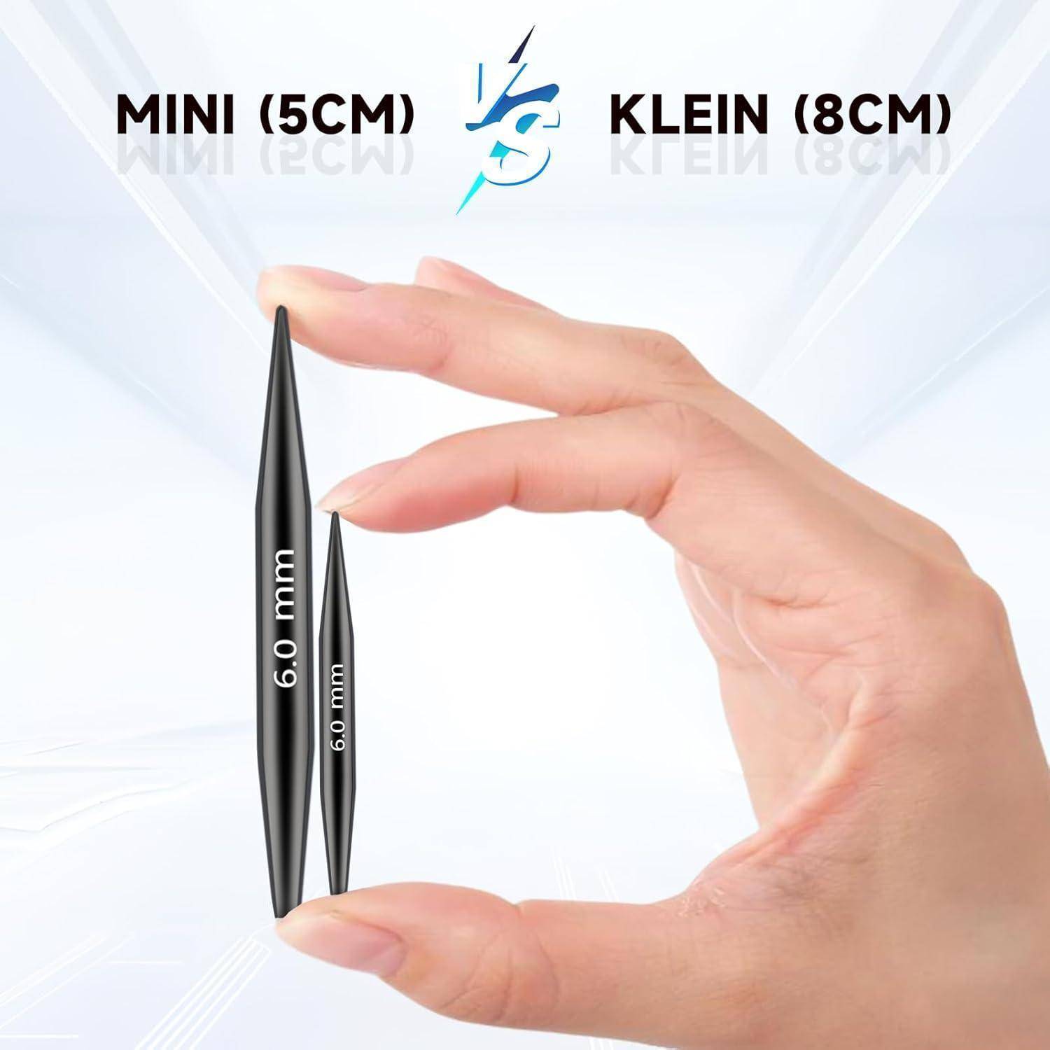 Hand, die zwei schwarze, konisch zulaufende Werkzeuge mit der Bezeichnung 6,0 mm greift und die kleinere 5-cm-Größe mit der größeren 8-cm-Größe vergleicht.