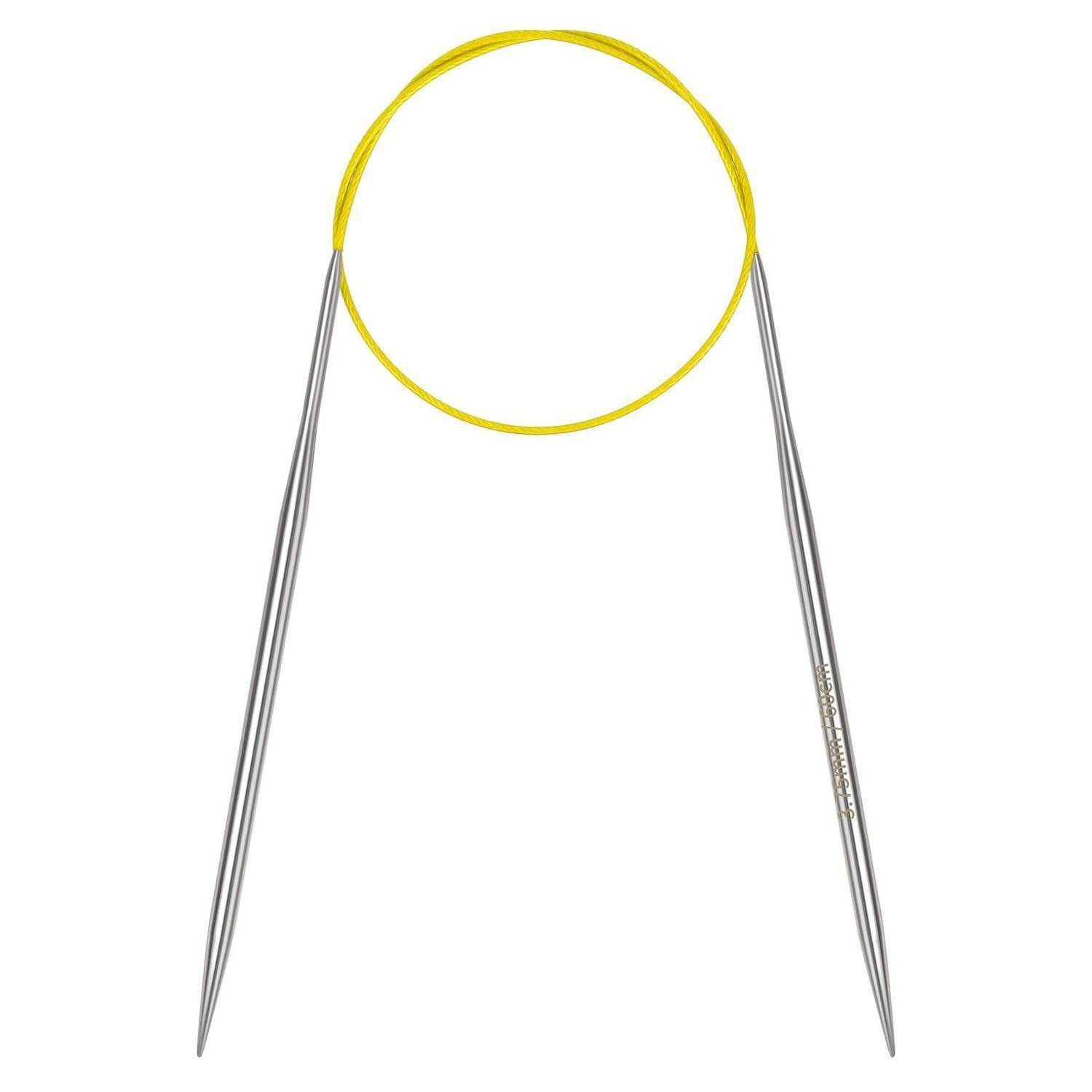 Ein gelber Stickrahmen, der von zwei langen Metallnadeln oder Stiften auf weißem Hintergrund offen gehalten wird.