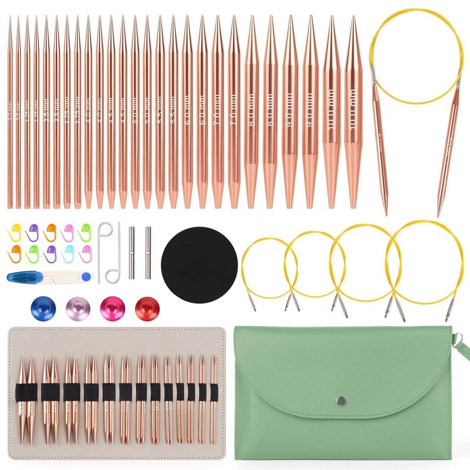 Stricknadel-Set mit vielen roségoldfarbenen austauschbaren Nadeln, gelben Rundstrickkabeln, Maschenmarkierern, Werkzeugen, Garnspulen und einer grünen Tragetasche.