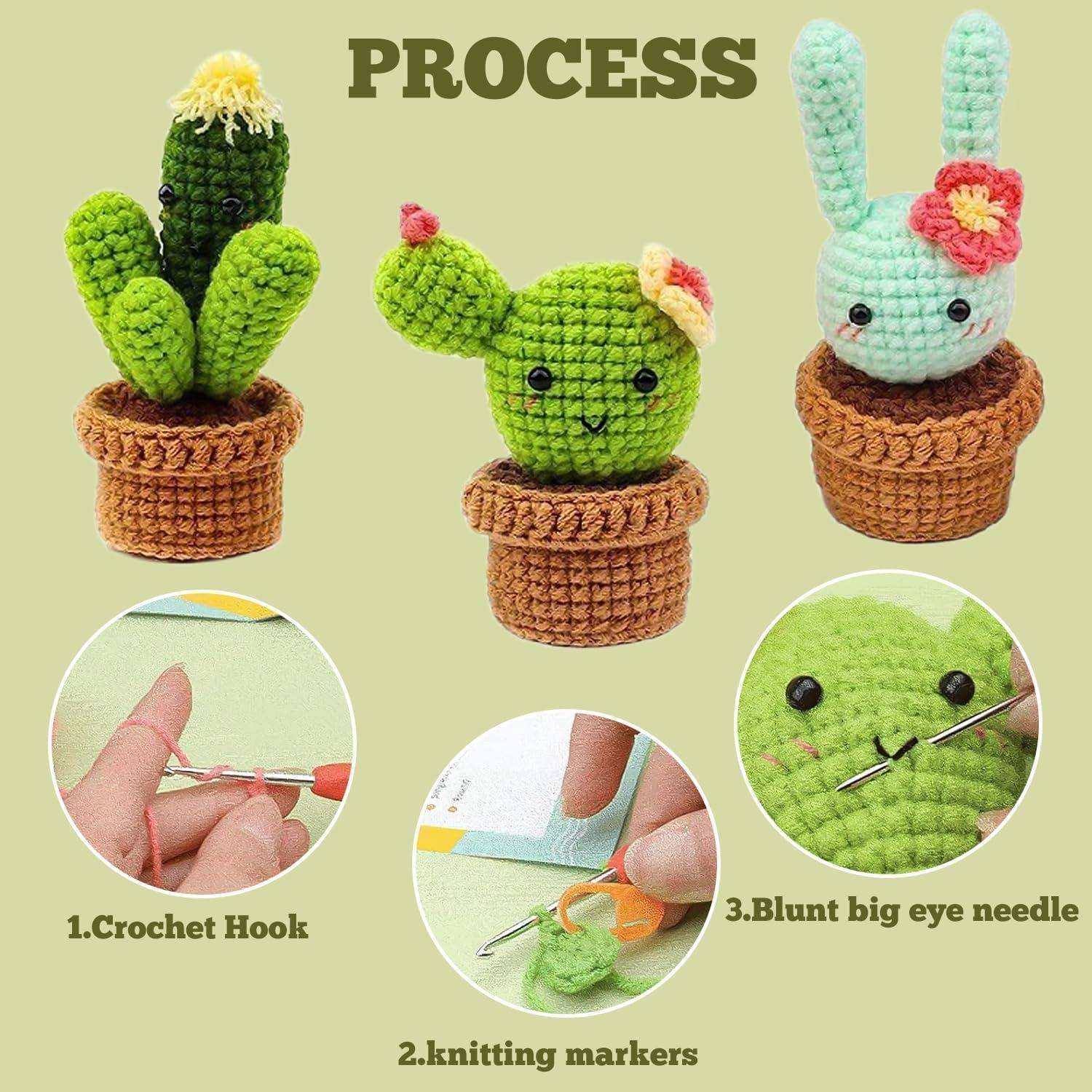 Häkelanleitung-Leitfaden mit drei Amigurumi-Kaktus-Häschen in Töpfen und drei Werkzeugschritte: Häkelhaken, Strickmarker und stumpfe Nadel mit großem Öhr.