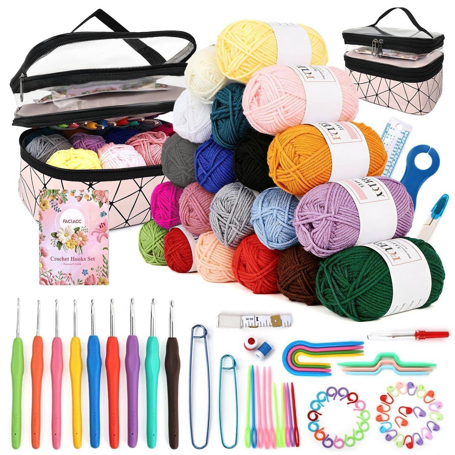 Häkelnadel-Set mit farbenfrohen Wollballen, Tragekoffer, Haken, Maschenmarkierer, Nadeln und Messwerkzeugen, angeordnet auf weißem Hintergrund.