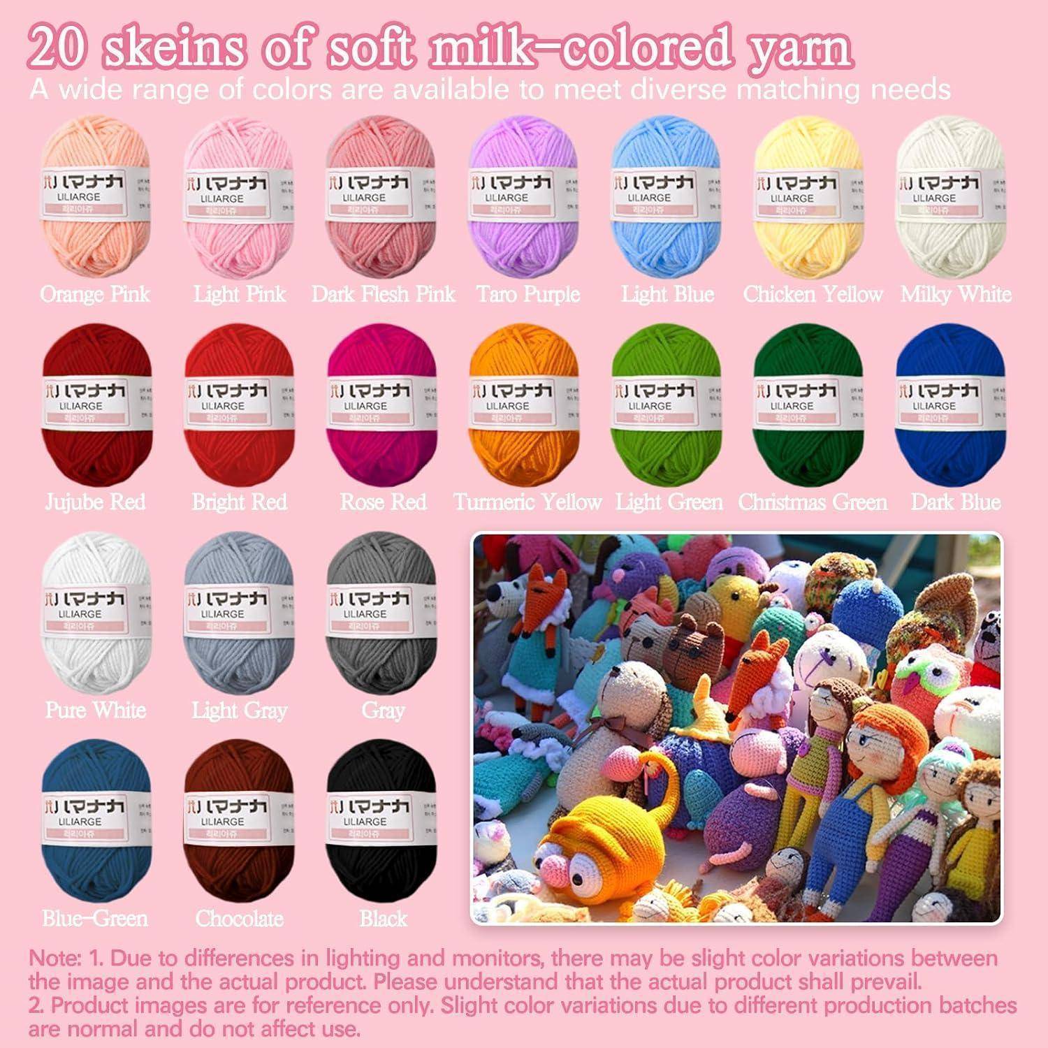Farbdiagramm von 20 Knäueln weicher milchfarbener Wolle, beschriftet mit Namen wie Orange Rosa, Hellblau, Weihnachtsgrün und Schwarz; die Vergrößerung zeigt gehäkelte Puppen aus der Wolle.