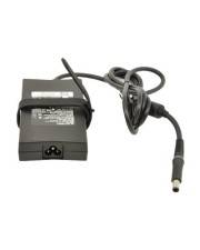 Schwarzer Stromadapter mit angebrachtem Kabel und Hohlstecker auf weißem Hintergrund