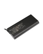 Schwarze rechteckige tragbare Powerbank auf weißem Hintergrund dargestellt, mit einem Kabel, das an einem Ende angeschlossen ist.