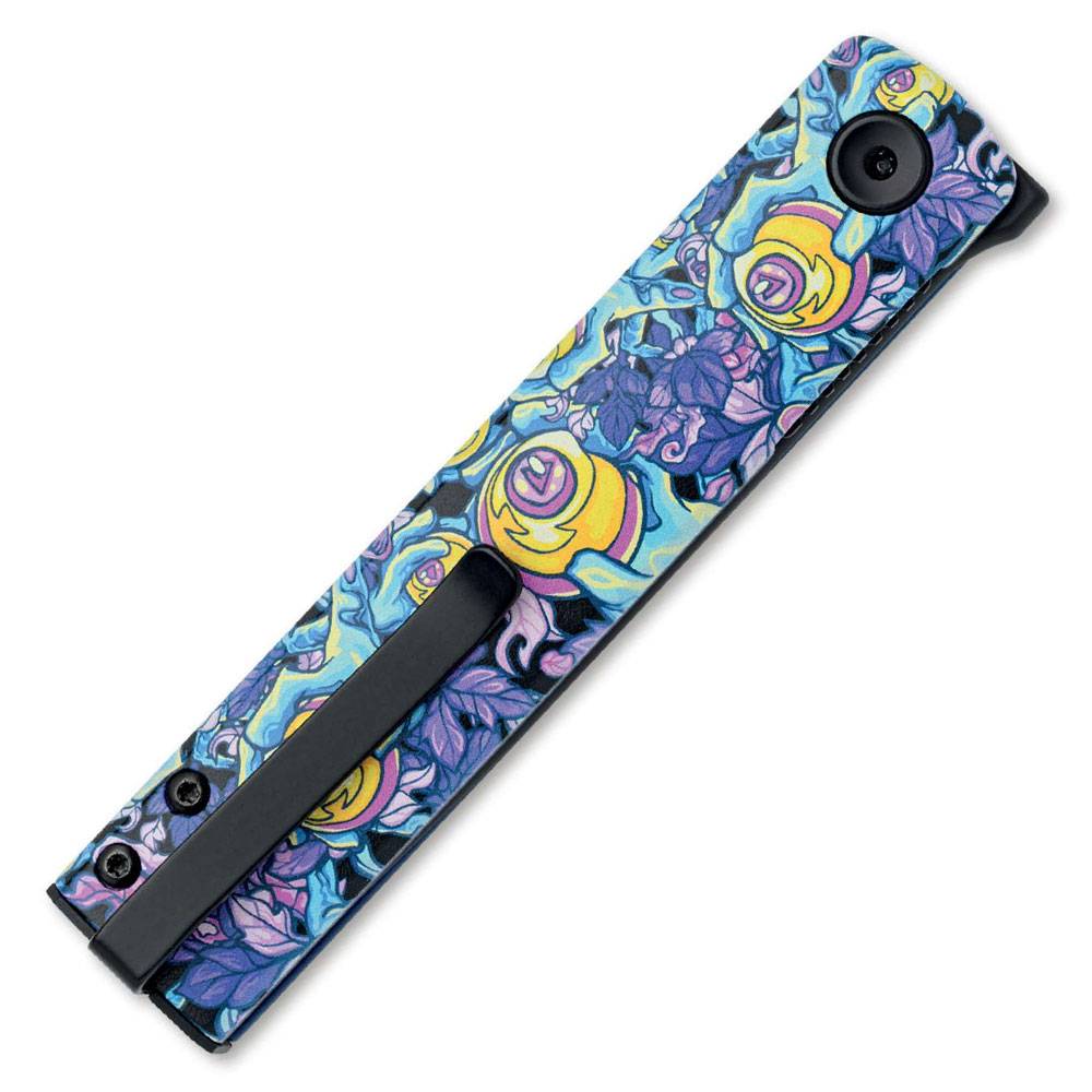 Gemustertes Klappmesser mit Blumen- und Wirbeldesign, geschlossen auf weißem Hintergrund dargestellt.