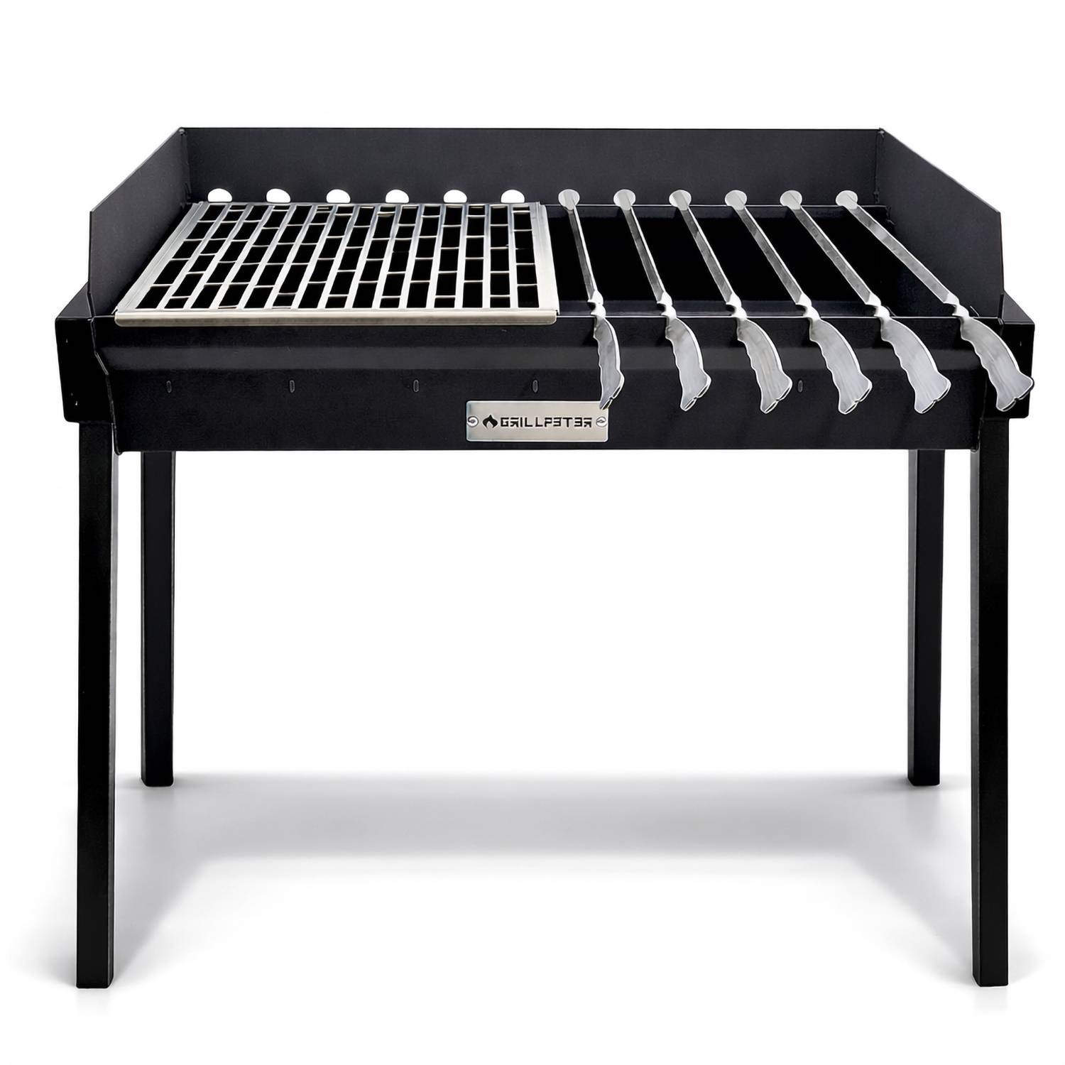 Schwarzer Outdoor-Holzkohlegrill mit nebeneinander angeordnetem Rost und Spießständer, dargestellt auf vier Beinen vor weißem Hintergrund.