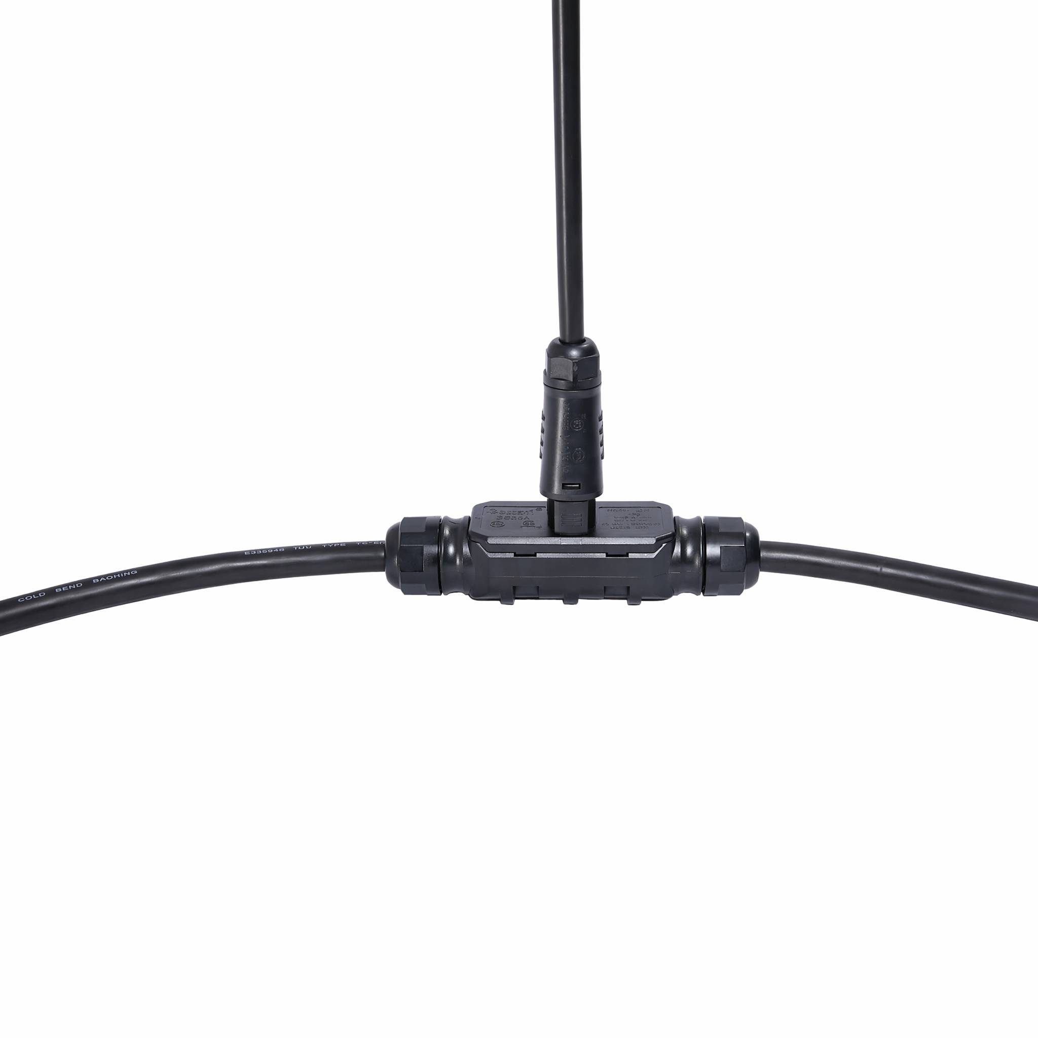 Schwarzer Inline-Steckverbinder mit einem vertikal abzweigenden Kabel von einem horizontalen Kabel auf weißem Hintergrund.