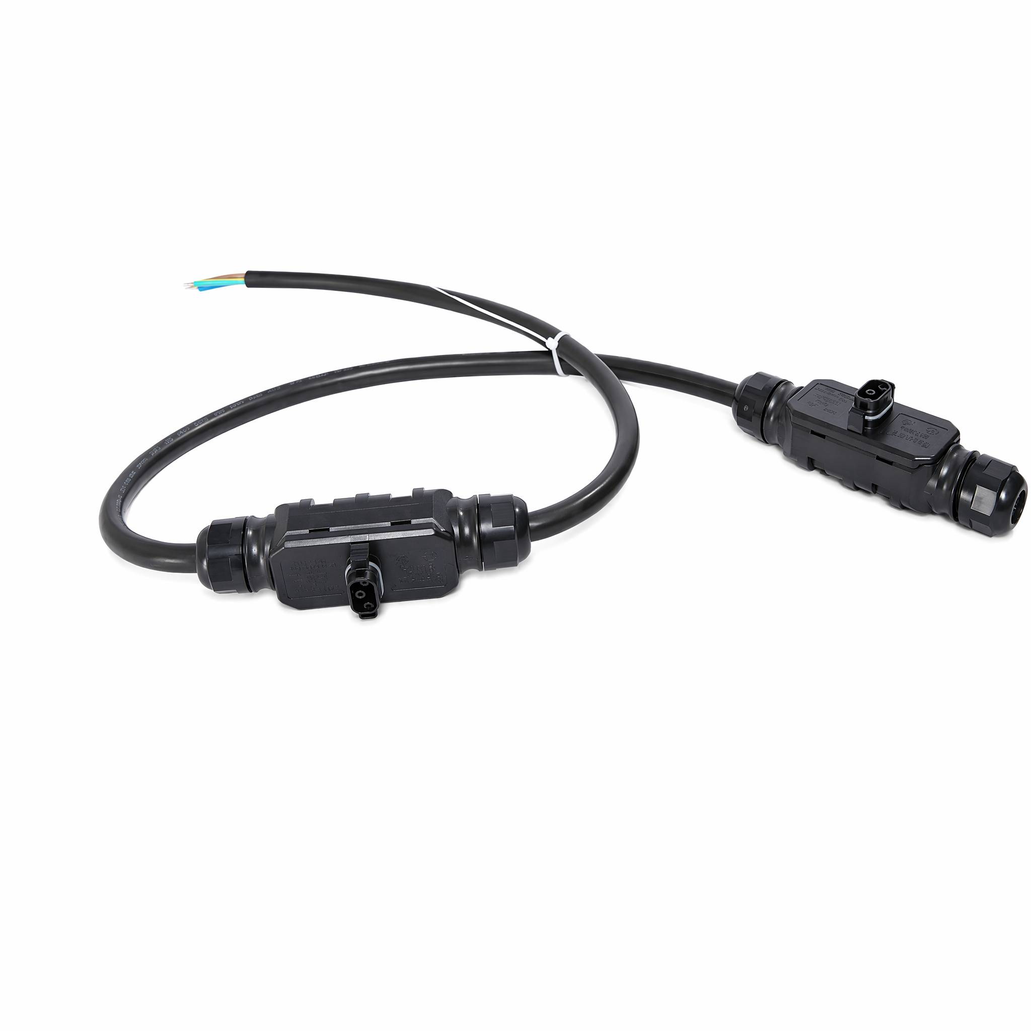 Schwarzes Elektrokabel mit zwei integrierten wasserdichten Anschlüssen und abisolierten Drahtenden auf weißem Hintergrund.