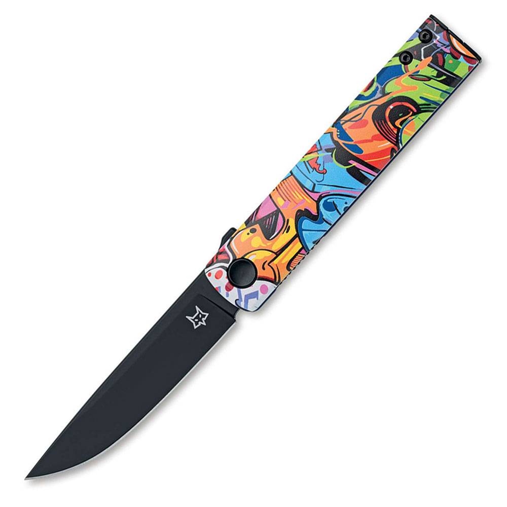 Buntes Klappmesser mit schwarzer Klinge und Graffiti-Stil-Griff auf weißem Hintergrund.