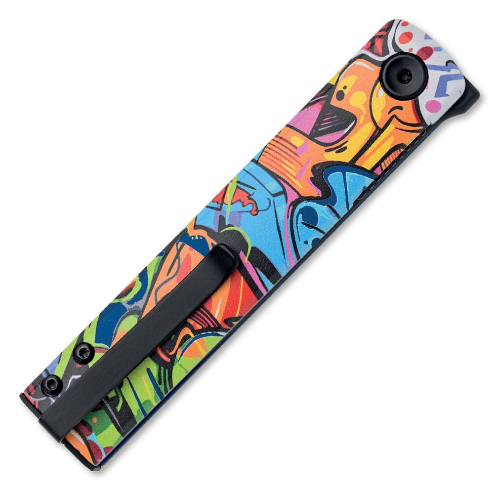 Bunte Graffiti-Print-Handyhülle mit schwarzem Clip und Kameraausschnitt, schräg auf weißem Hintergrund dargestellt.