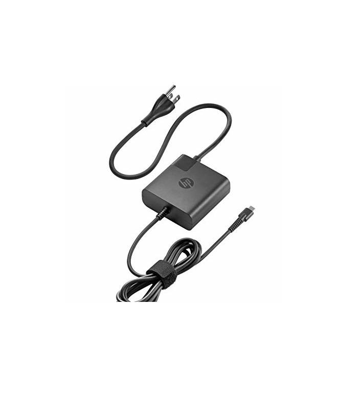 Schwarzer HP-Netzteil mit angeschlossenem Stromstecker und USB-Ladekabel auf weißem Hintergrund.