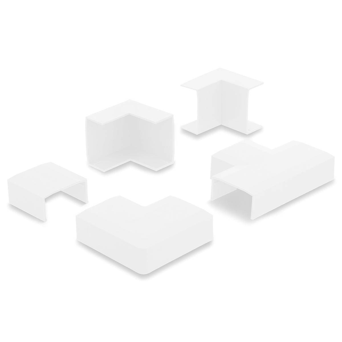 Fünf weiße 3D-geometrische Blöcke oder Puzzleteilformen, die auf einem weißen Hintergrund angeordnet sind.