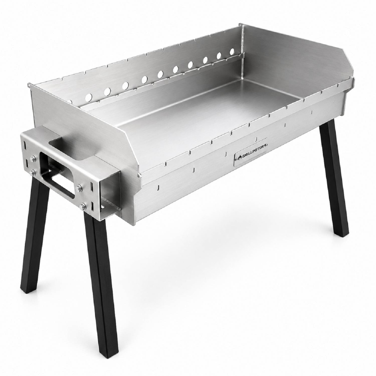 Tragbarer Edelstahl-Holzkohlegrill mit rechteckiger Kochfläche, perforierten Seitenlüftungsöffnungen und vier schwarzen Beinen auf weißem Hintergrund.