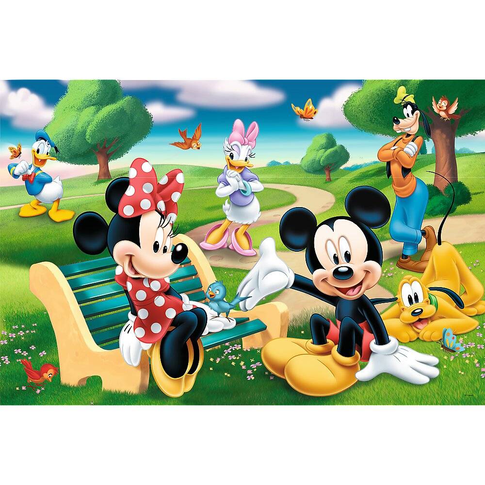 Mickey Mouse und seine Freunde entspannen sich in einem sonnigen Park, mit Minnie auf einer Bank, Donald, Daisy, Goofy, Pluto und Schmetterlingen um sie herum.