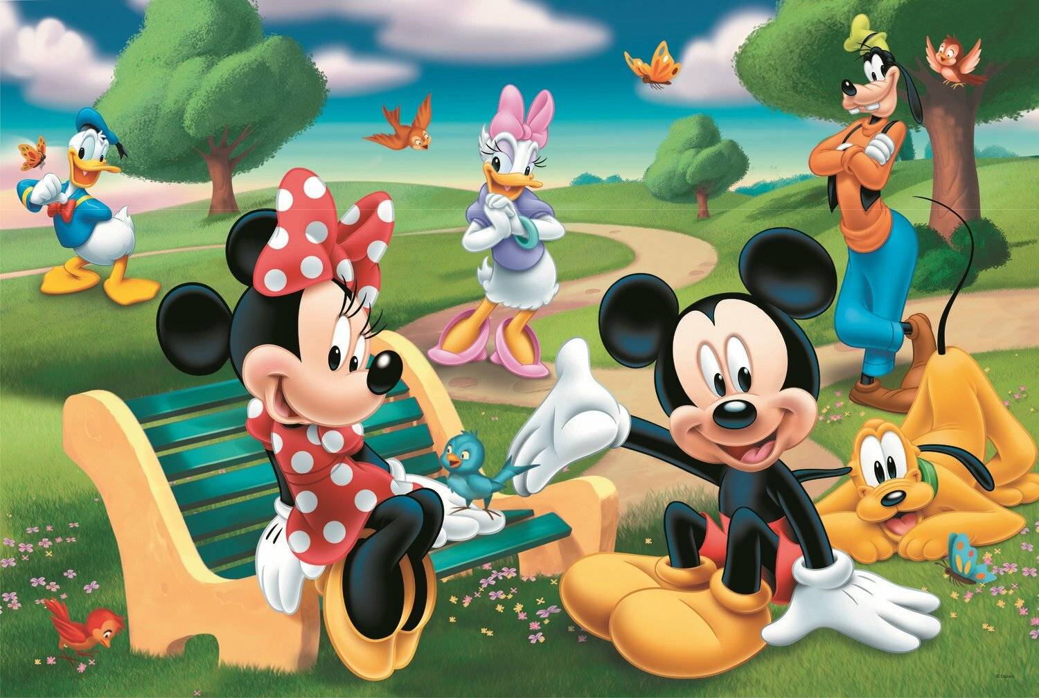 Disney-Zeichentrickfiguren, die sich in einem Park entspannen: Micky und Minnie sitzen vorne, mit Donald, Daisy, Goofy und Pluto in der Nähe, Schmetterlinge und Bäume im Hintergrund.