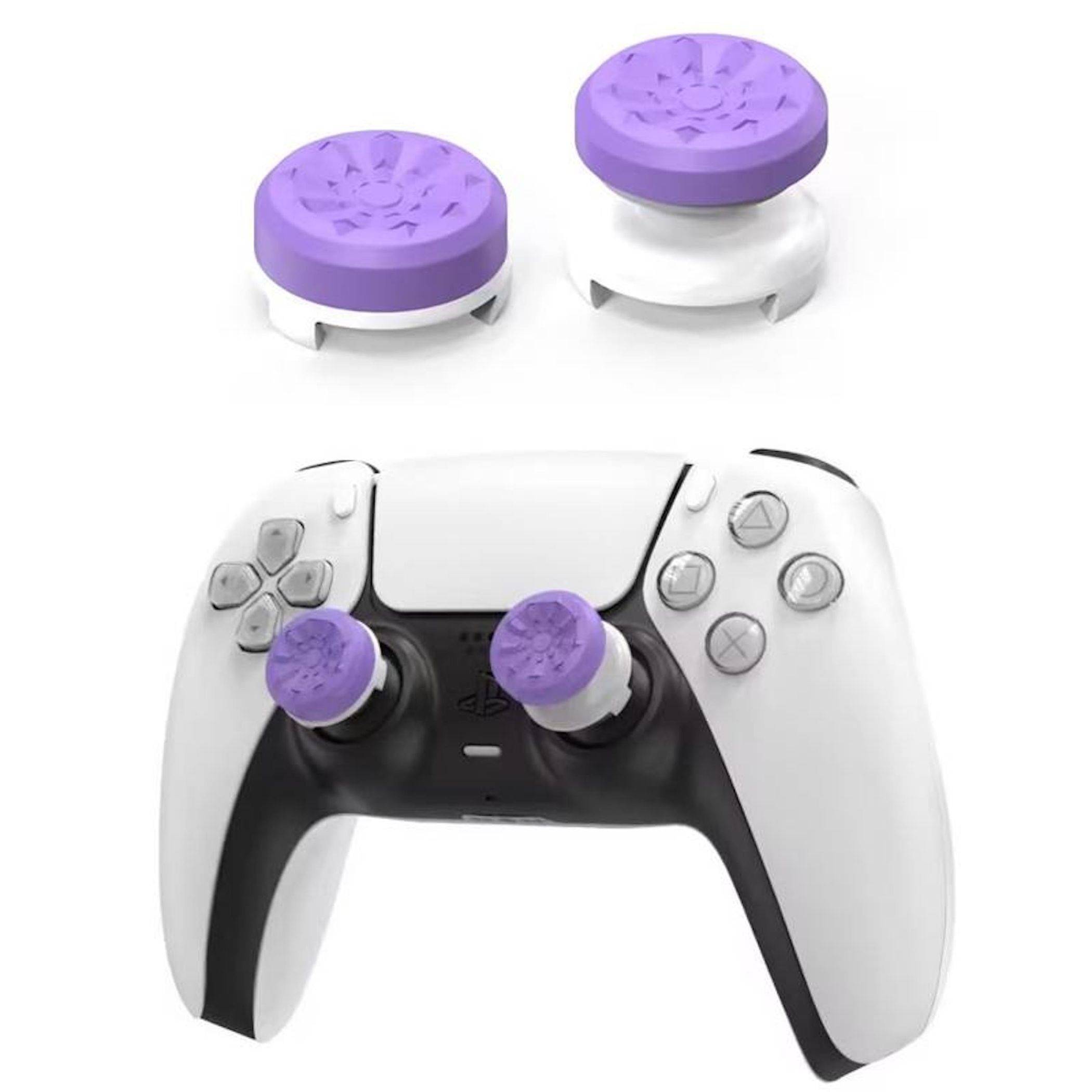 PlayStation 5-Controller mit zwei violetten Stick-Kappen, die unten gezeigt werden, und zwei passenden violetten Ersatzkappen oben.