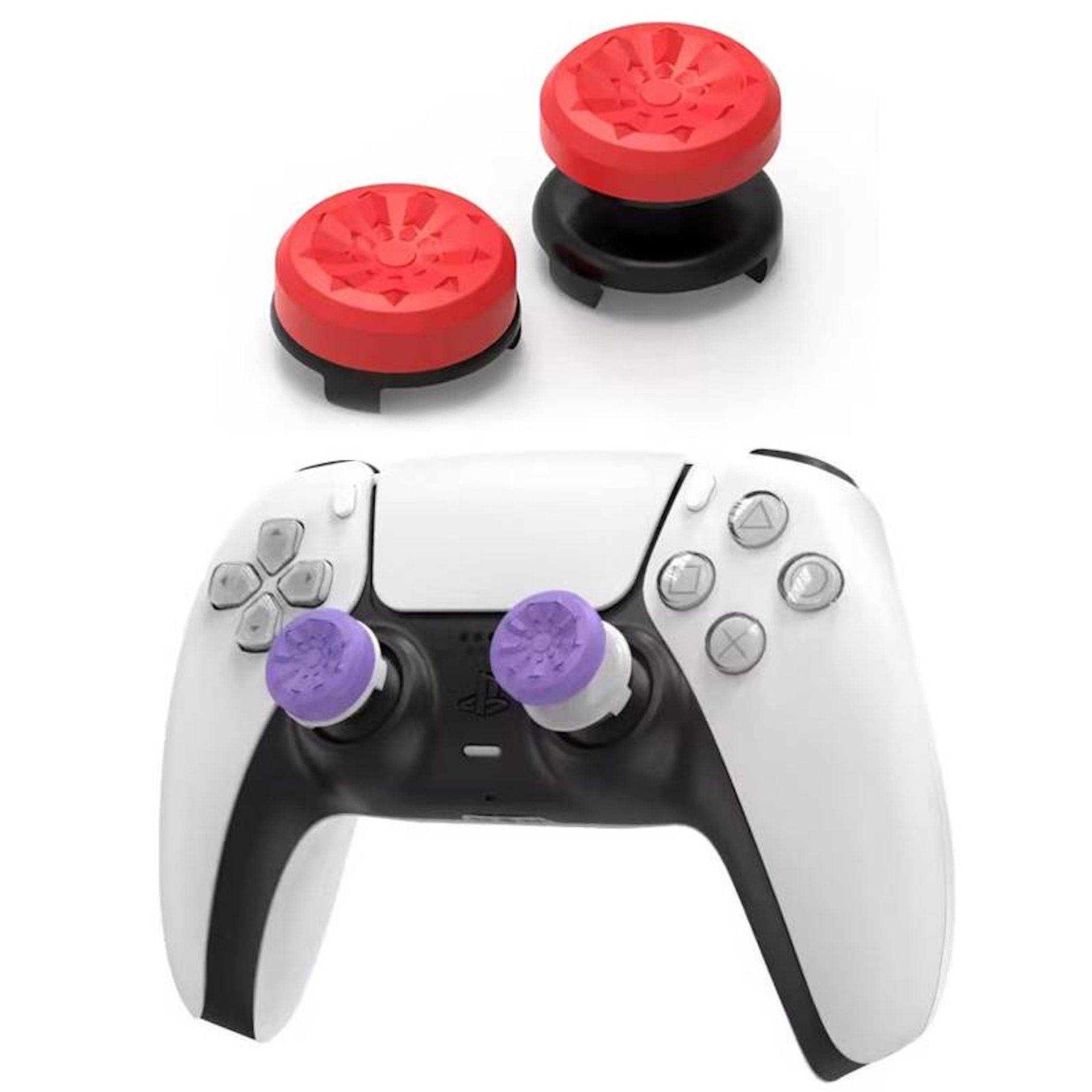 Weißer Spielecontroller mit lila Daumenaufsätzen und zwei roten Zubehörkappen, die oben darüber auf einfachem Hintergrund abgebildet sind.