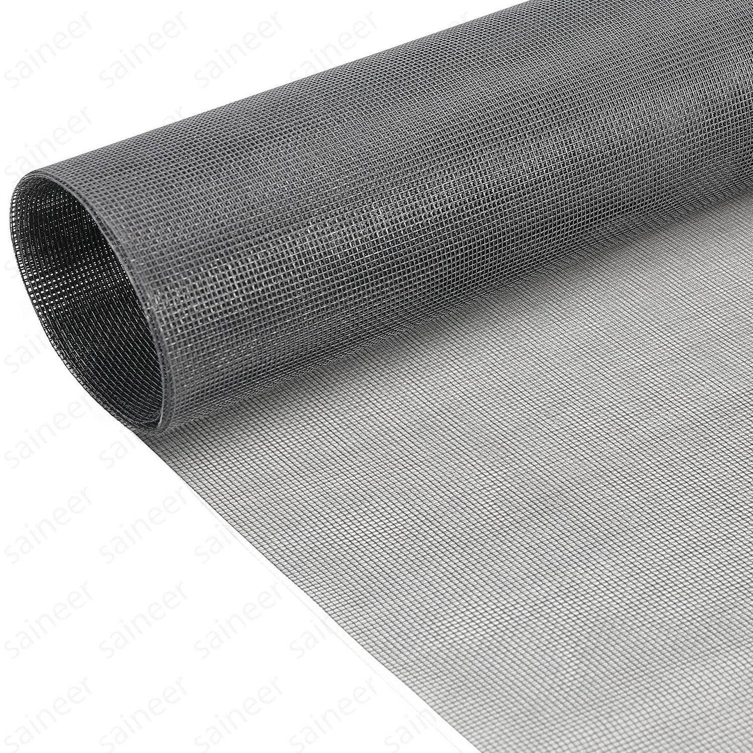 Rolle aus dunkelgrauem Metallgittergewebe, das über einem helleren Gittergewebe auf weißem Hintergrund ausgerollt ist.