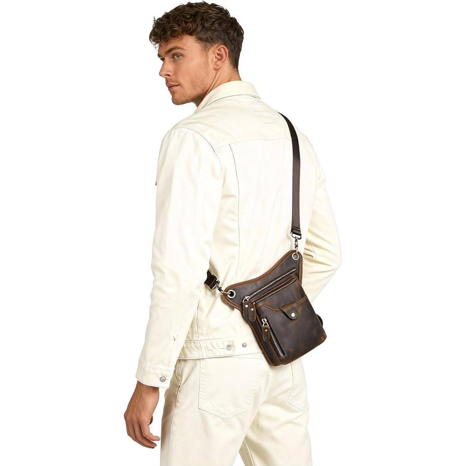 Ein Mann, der ein cremefarbenes Outfit trägt, mit einer braunen Umhängetasche, die über seinem Rücken getragen wird, auf einem einfachen weißen Hintergrund.