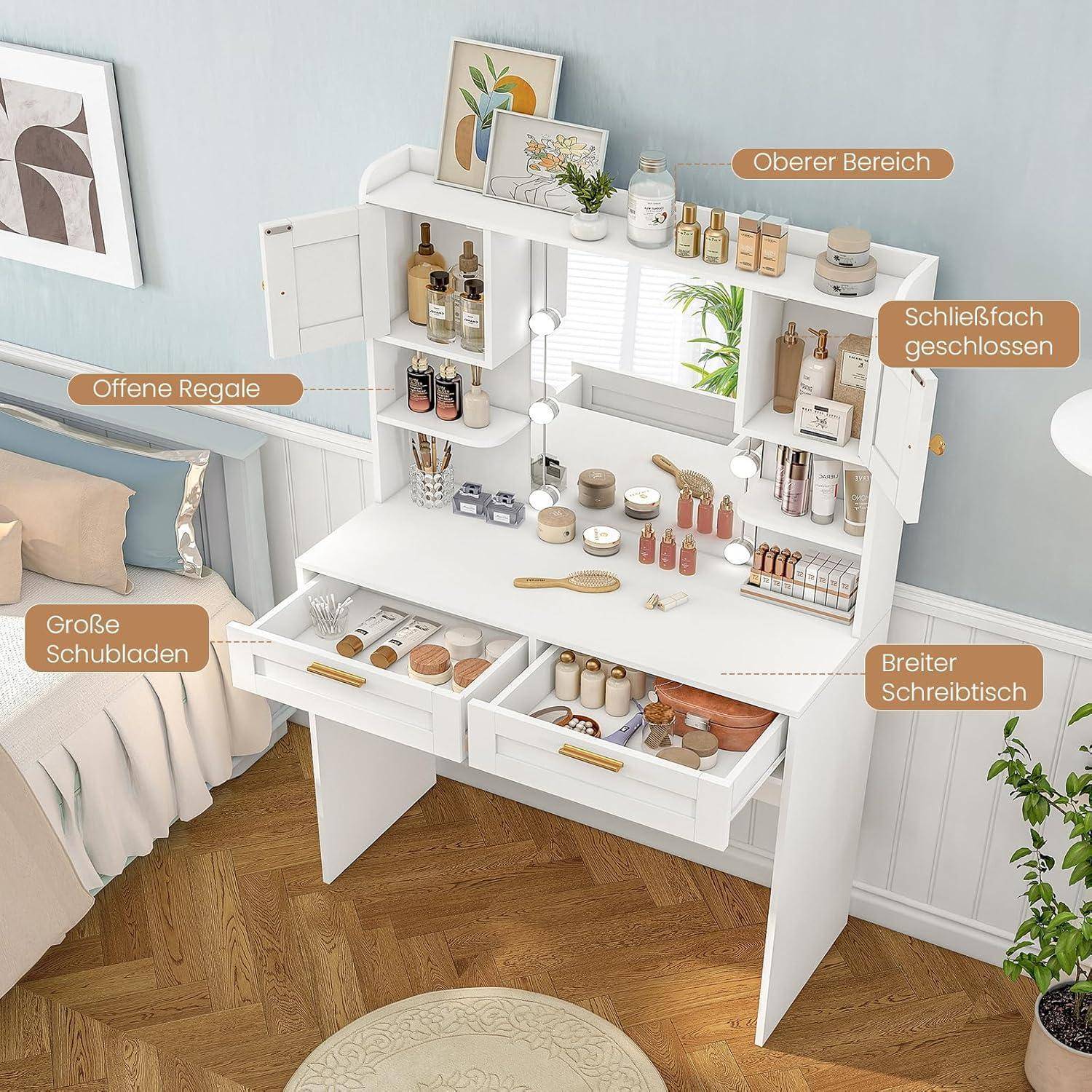 Weißer Schminktisch mit Spiegel und Regalen in einem Schlafzimmer, mit offenen Regalen, geschlossenem Schrank, breiter Tischplatte und großen Schubladen für Stauraum.