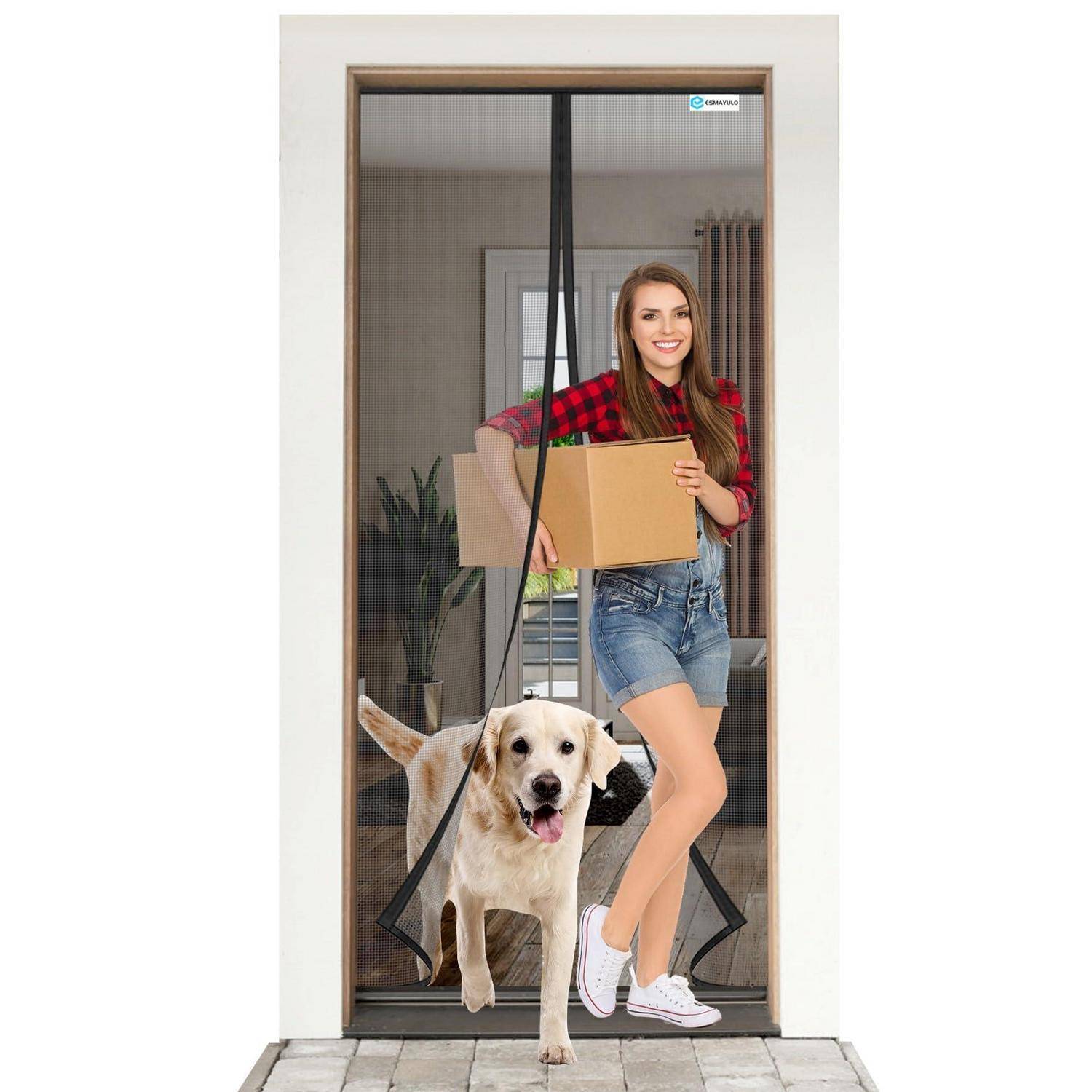 Eine Frau, die einen Karton trägt, betritt durch eine Fliegengittertür das Innere, während ein gelber Labrador ihr drinnen folgt.