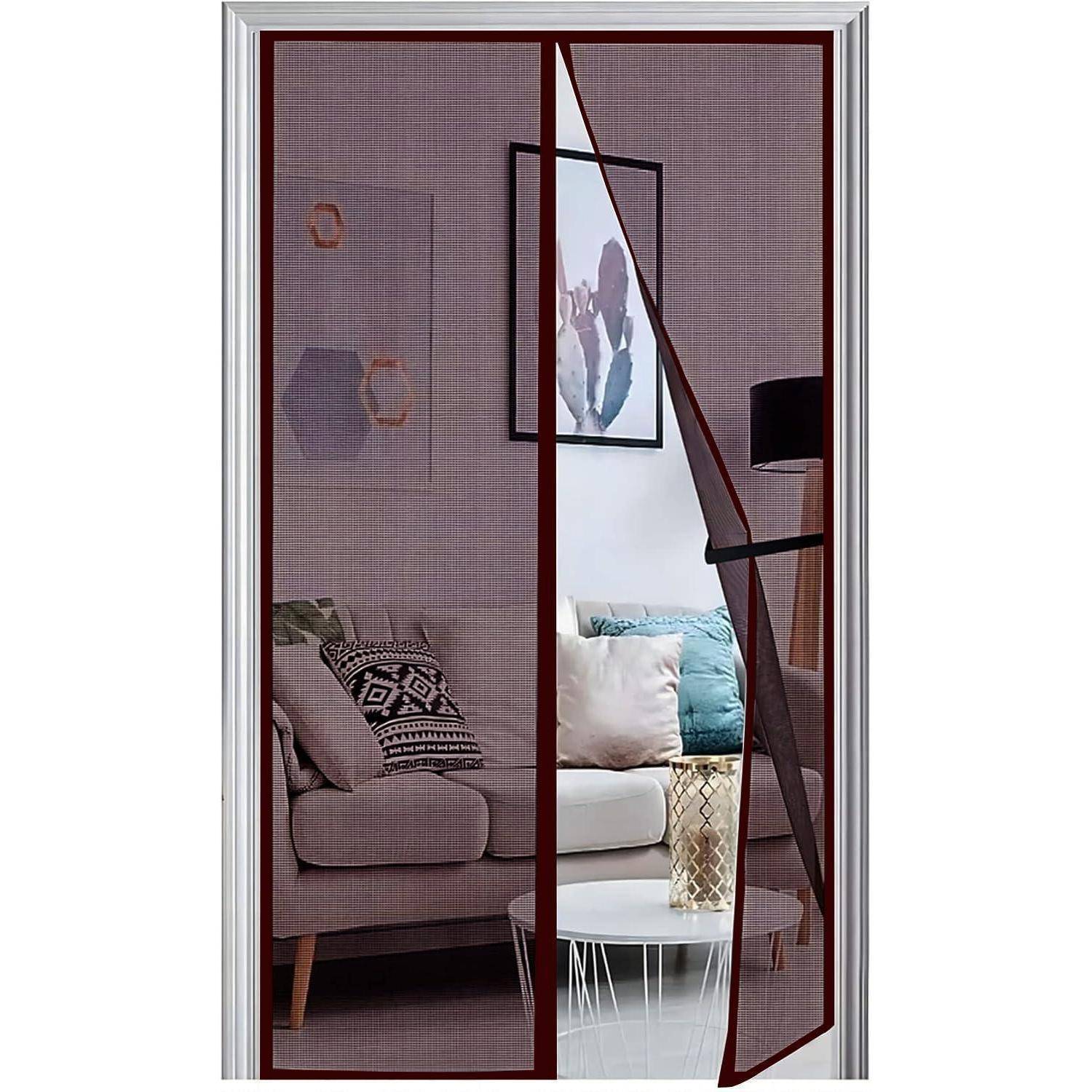 Eine Türöffnung mit einem angelenkten Mesh-Fliegengitter, das teilweise offen ist und einen Wohnzimmer mit Sofas, einem runden Couchtisch, Kissen, gerahmten Wandbildern und einer Stehlampe zeigt.