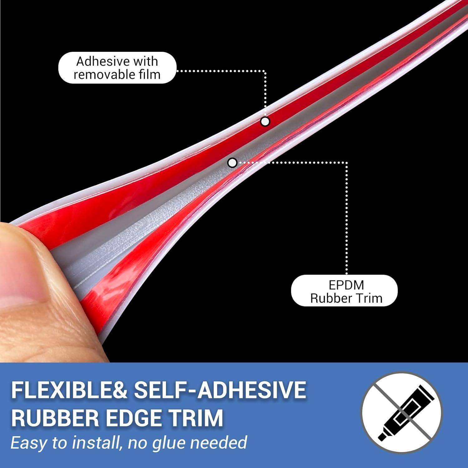 Nahaufnahme einer flexiblen selbstklebenden Gummi-Kantenschutzleiste, die abgezogen wird, beschriftet mit abnehmbarem Klebstofffilm und EPDM-Gummi-Kantenschutzleiste; Text sagt „Flexible & selbstklebende Gummi-Kantenschutzleiste, einfache Installation, kein Kleber erforderlich".