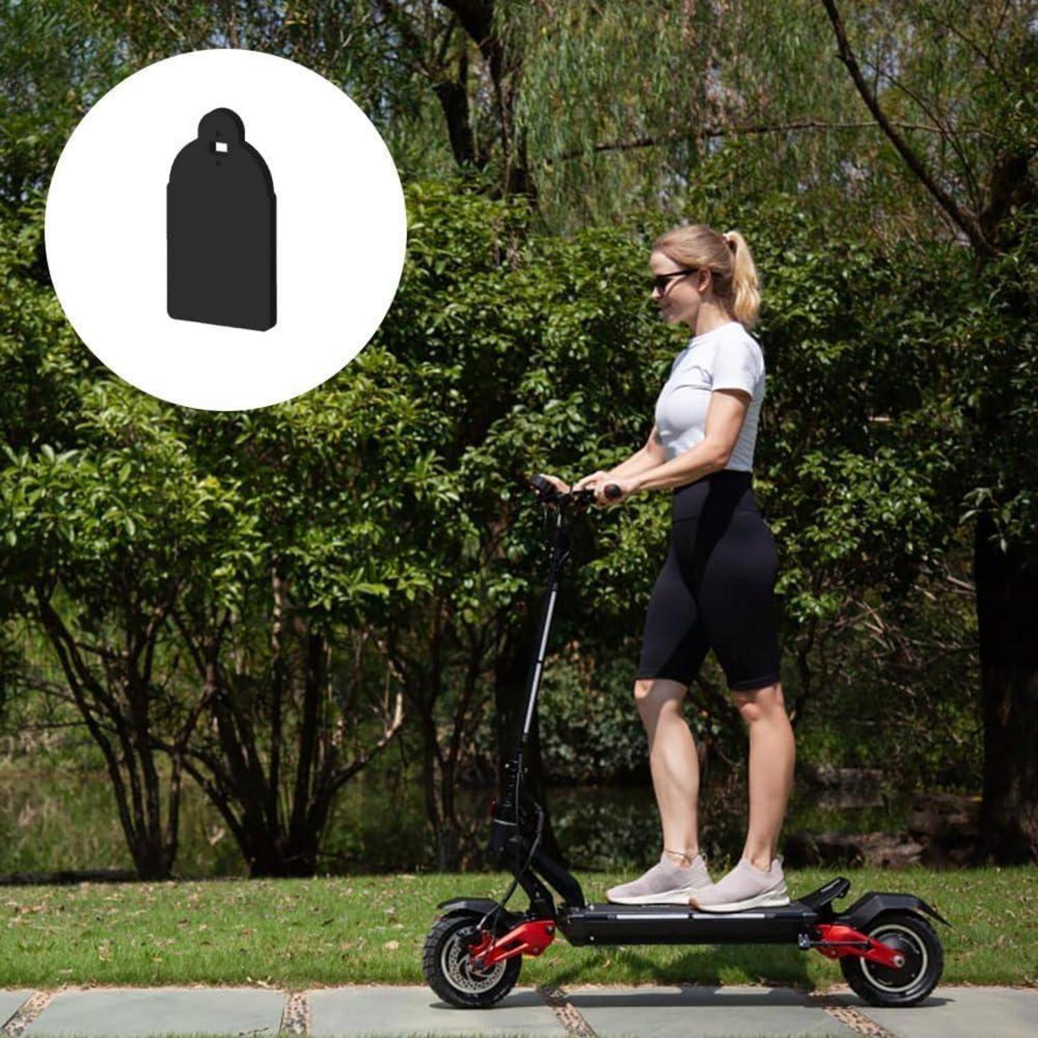 Frau auf einem stehenden E-Scooter auf einem gepflasterten Weg in einem Park, mit einem Helm-Symbol in der Ecke.