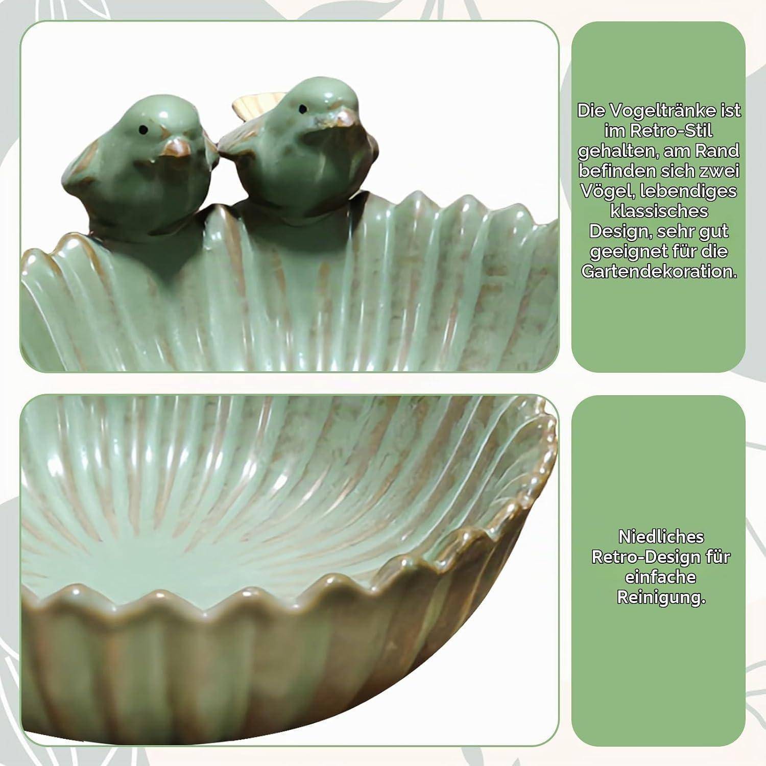 Vogeltränke im Retro-Stil aus grüner Keramik in Muschelform mit zwei kleinen Vögeln, die auf dem Rand sitzen.