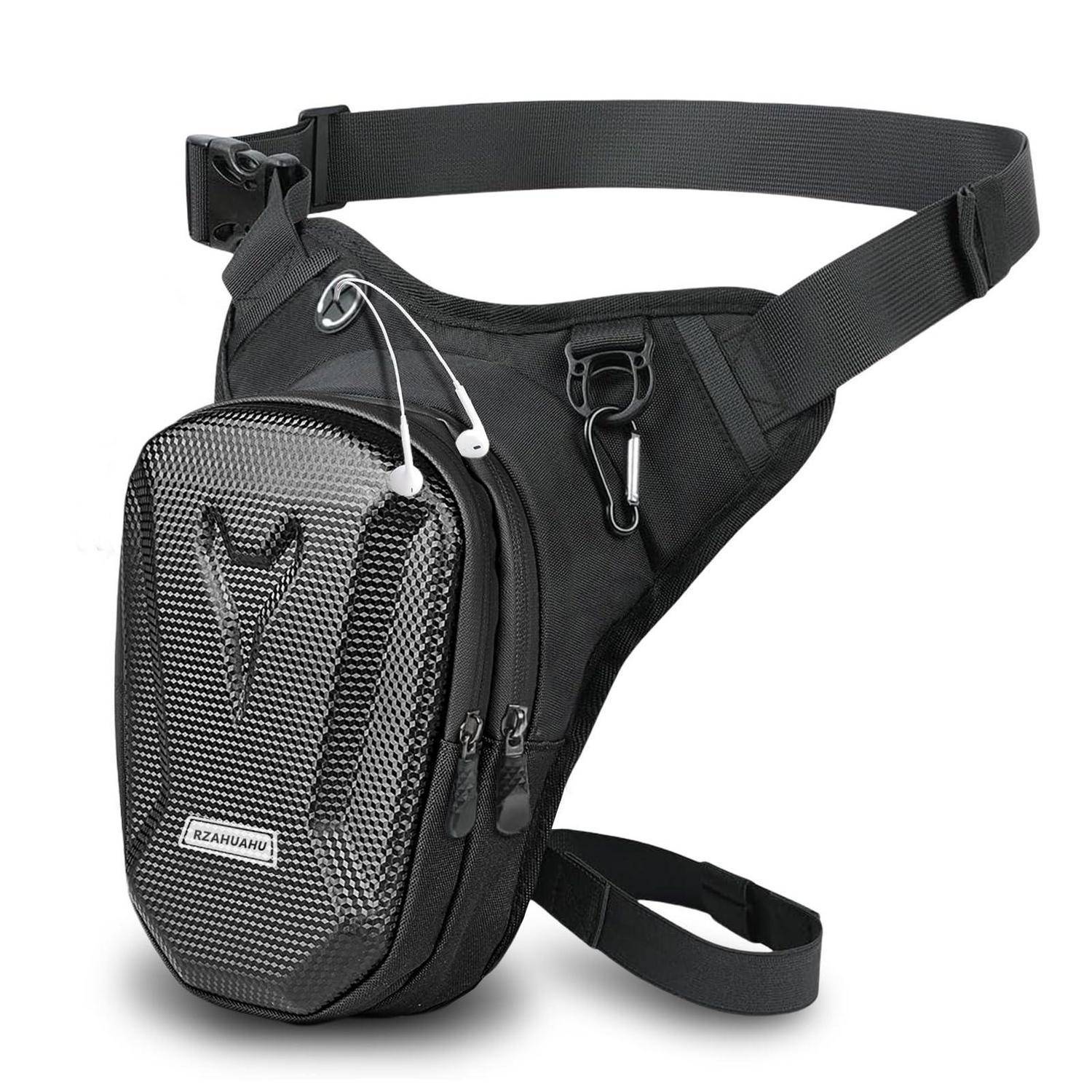 Schwarze Gürteltasche mit verstellbarem Riemen, mehreren Reißverschlüssen und vorderer Netztasche mit befestigten Kopfhörern.