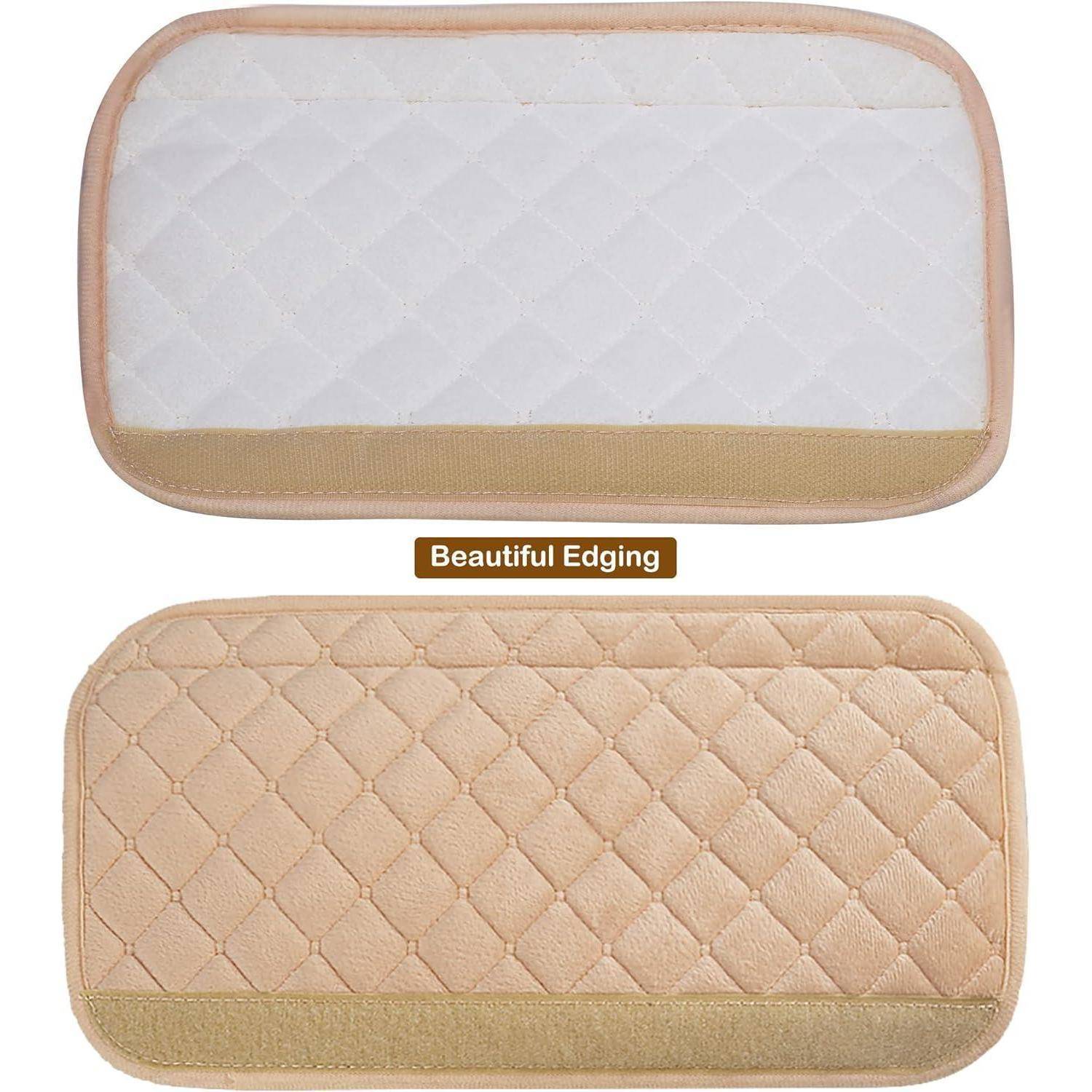 Zwei gesteppte rechteckige Pads werden gezeigt, eines weiß und eines beige, beide mit abgerundeten Ecken und einer mit 