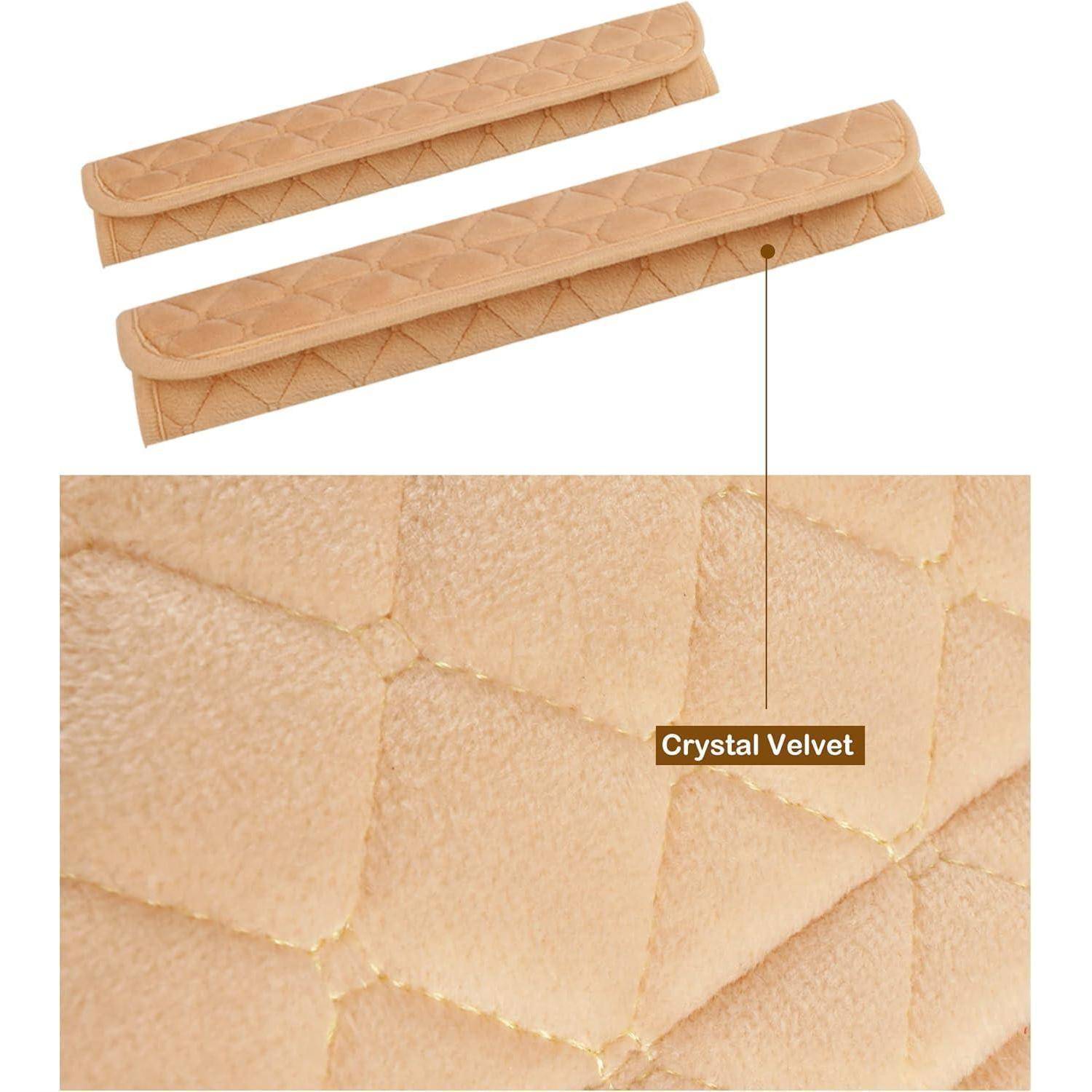 Beige kristallines Samtpolsterstoff mit gesteppter geometrischer Textur, gezeigt auf langen gepolsterten Streifen und einem Detailausschnitt mit der Bezeichnung „Crystal Velvet